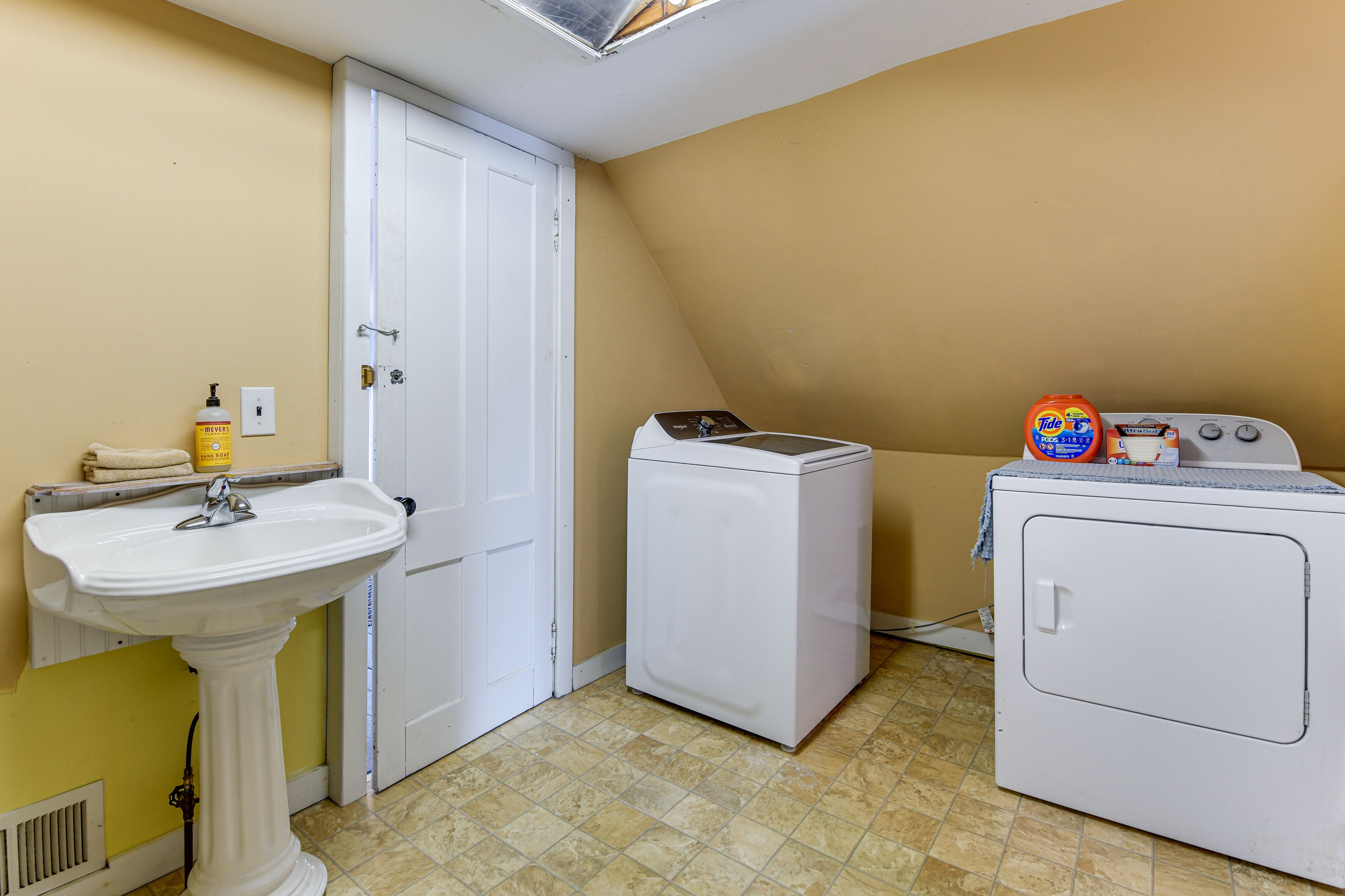 Half Bathroom | Washer/Dryer | 2nd Floor