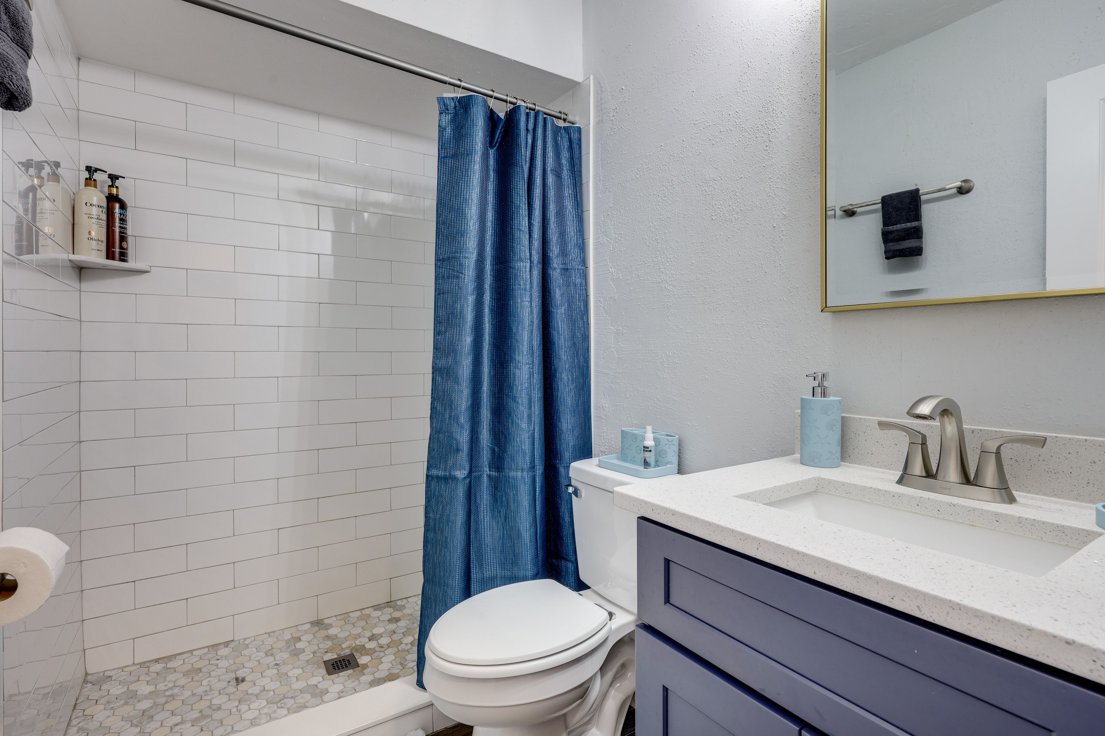 Full Bathroom | 1st Floor | Towels Provided