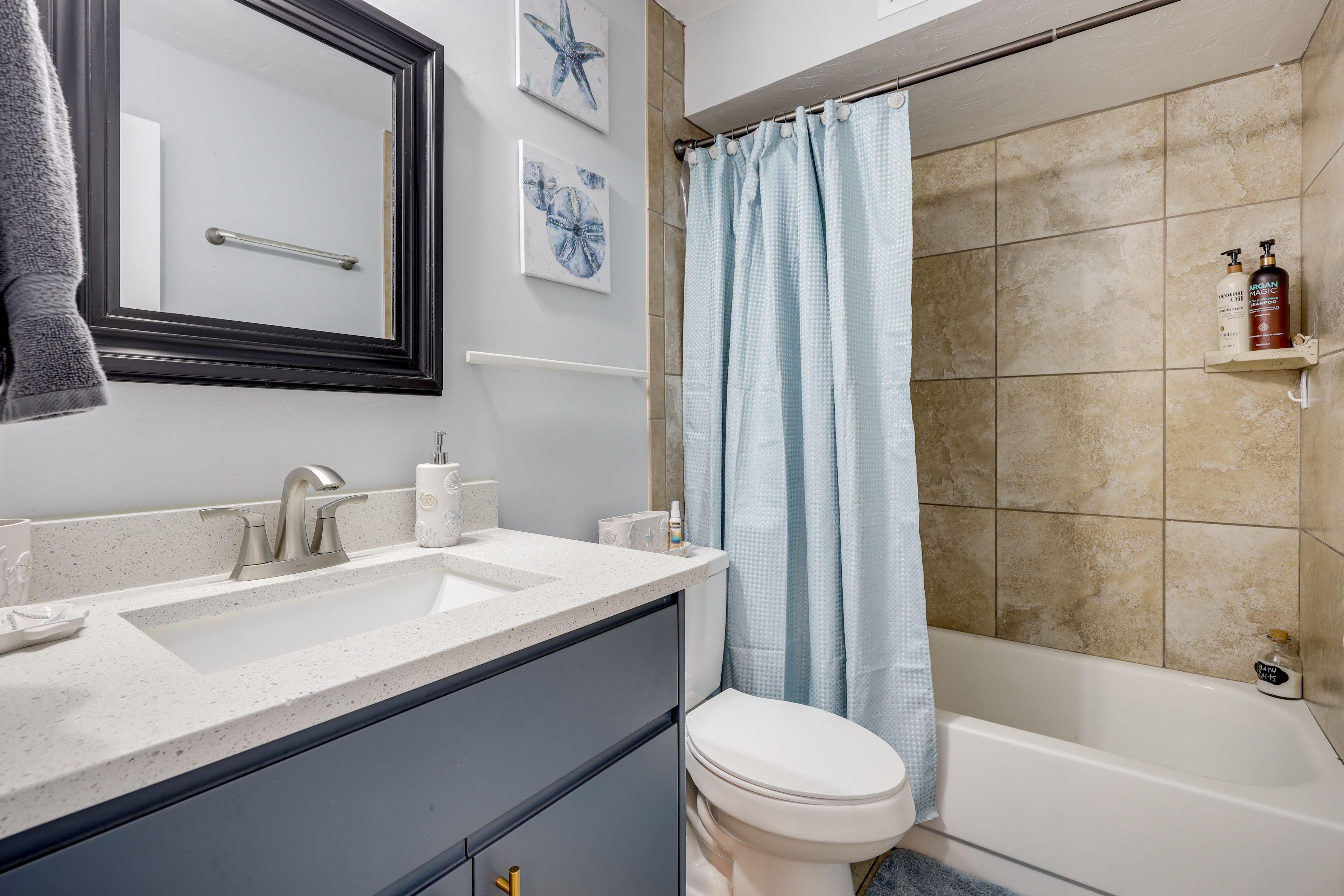 Full Bathroom | 2nd Floor | Towels Provided