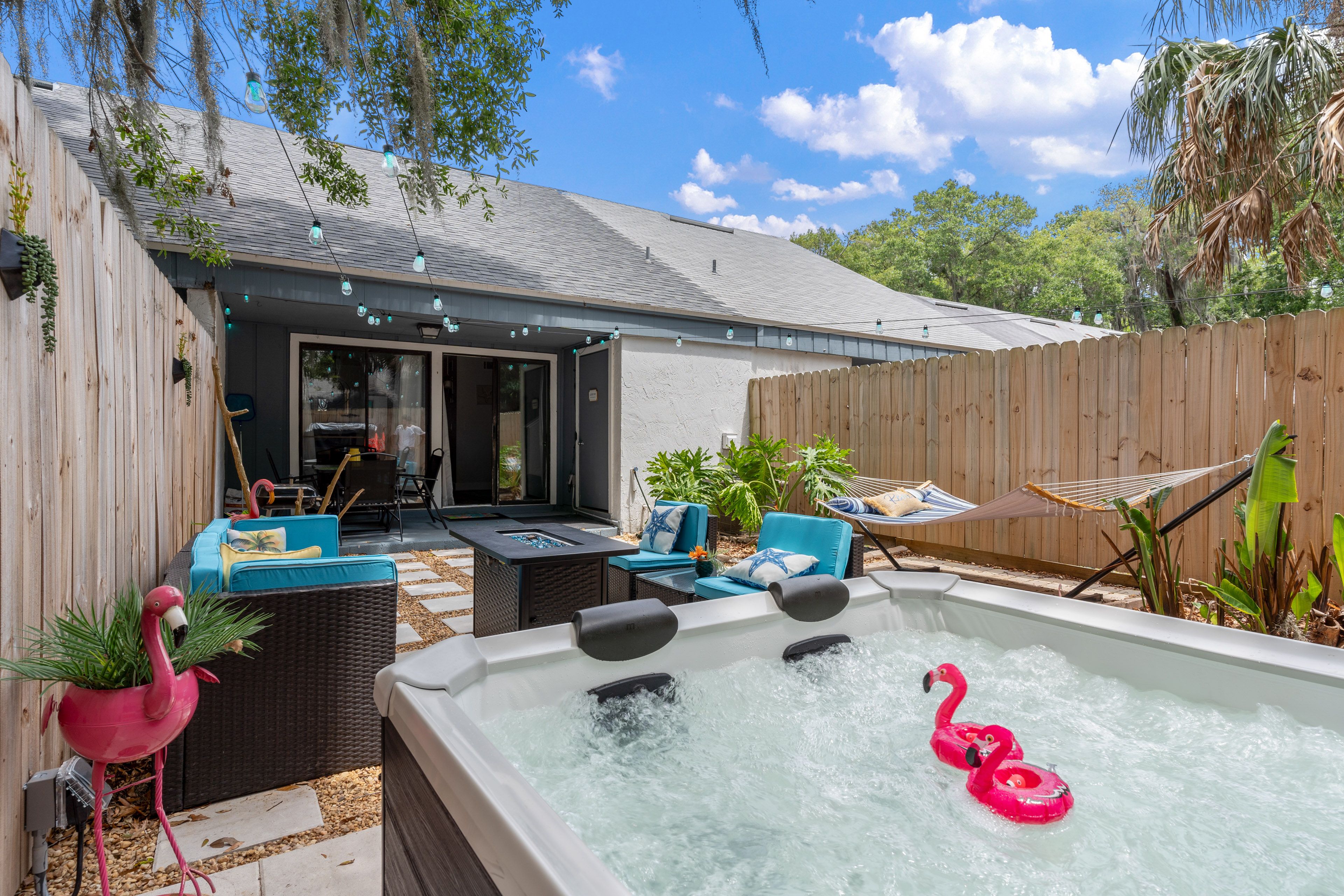Jacksonville Vacation Rental | 3BR | 2BA | 980 Sq Ft | 1 Step to Enter
