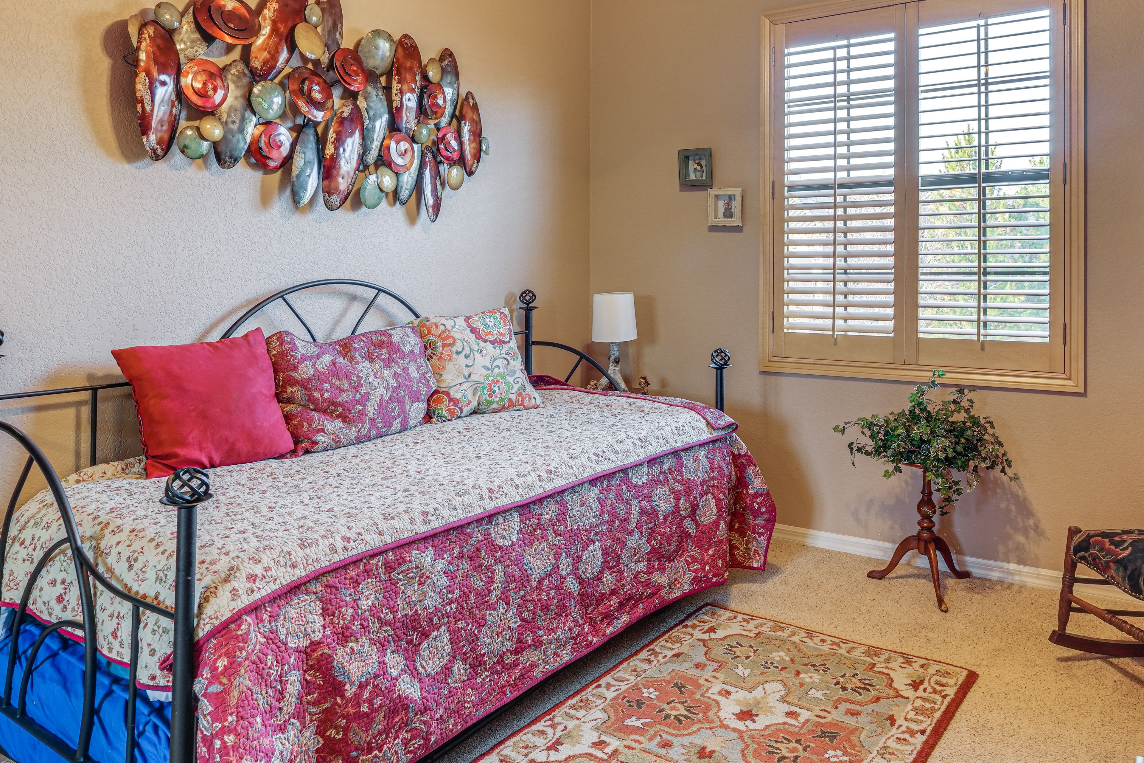 Bedroom 2 | Twin Daybed w/ Twin Trundle