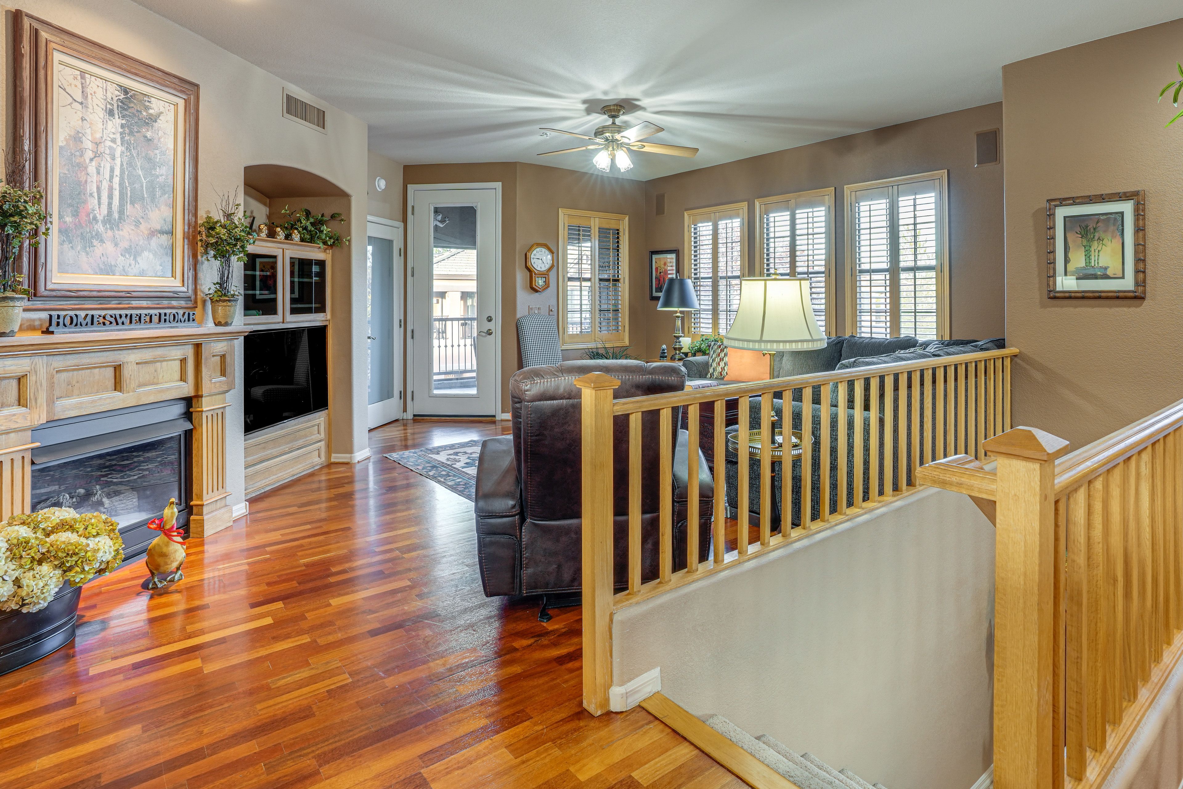 Living Room | Free WiFi | Central Heating & A/C | Smart TV