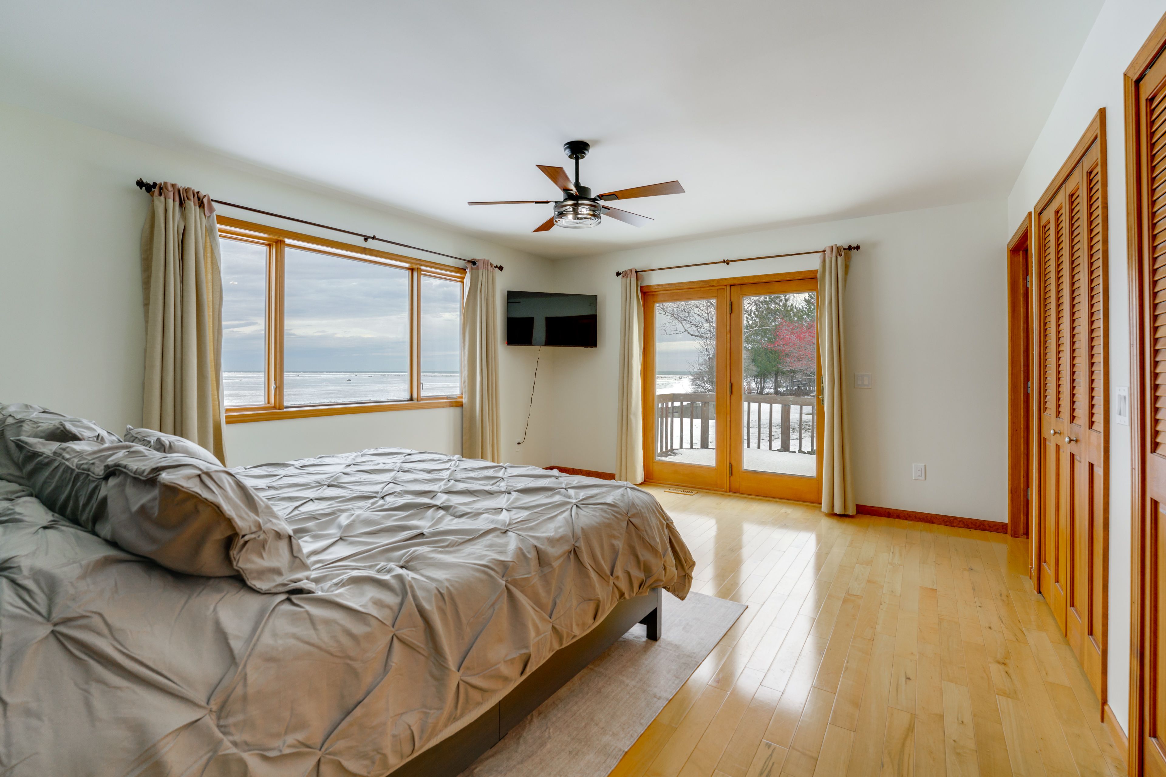 Bedroom 1 | King Bed | Linens Provided