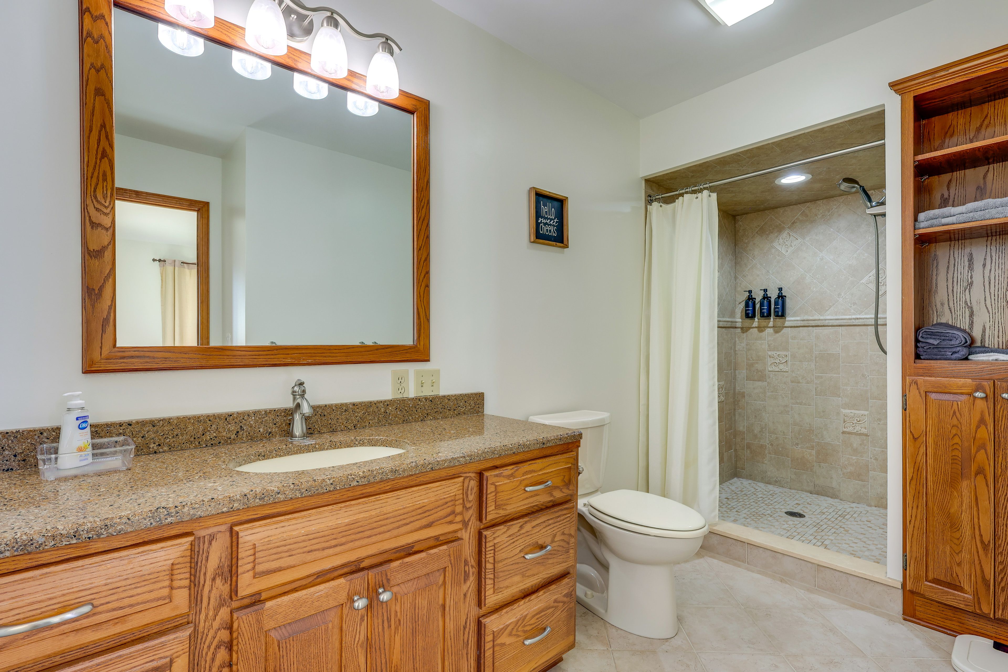 Full Bathroom | Complimentary Toiletries | Towels Provided