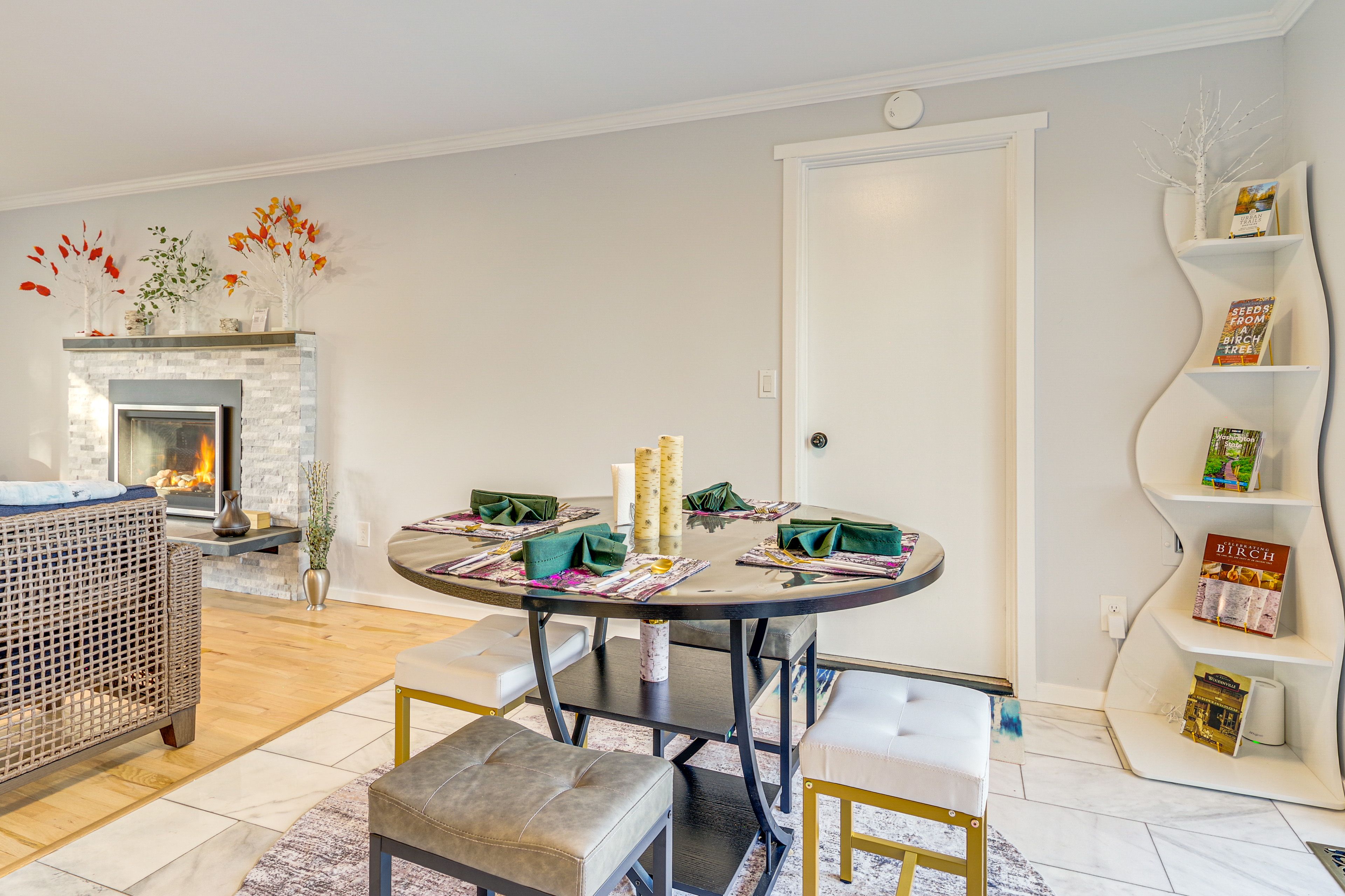 Dining Area | Dishware/Flatware Provided