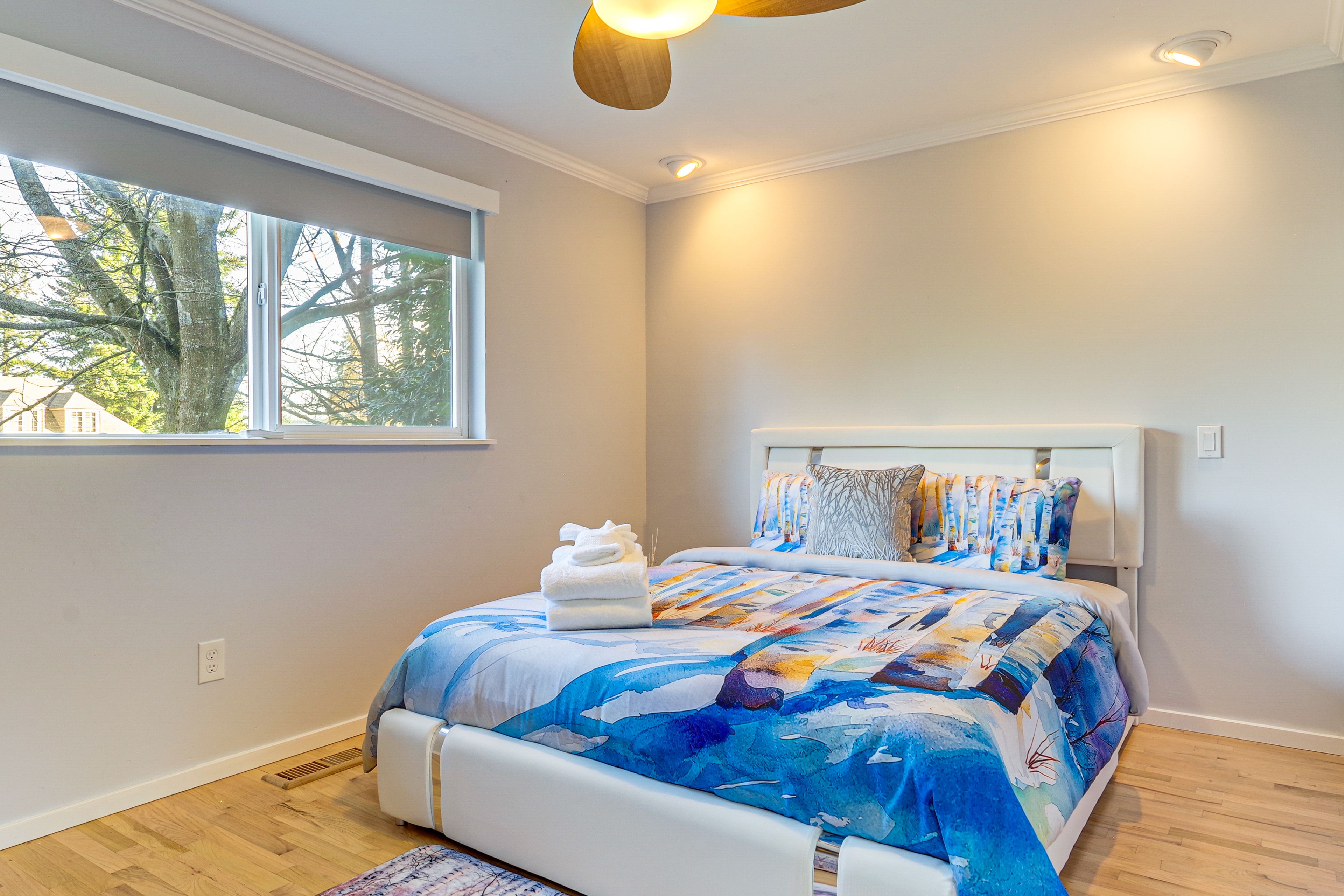 Bedroom 1 | Queen Bed | Smart TV