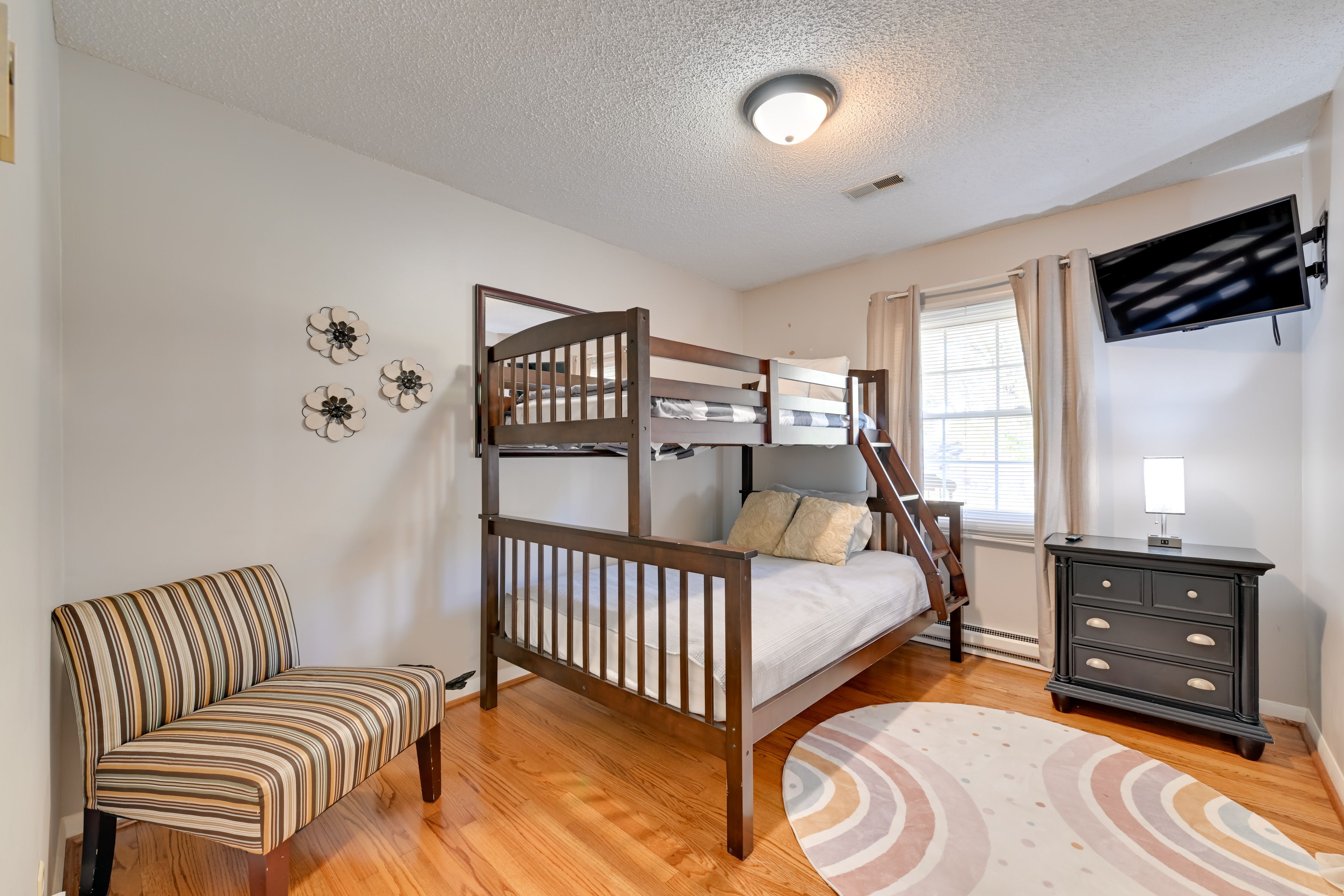 Bedroom 1 | Twin/Full Bunk Bed