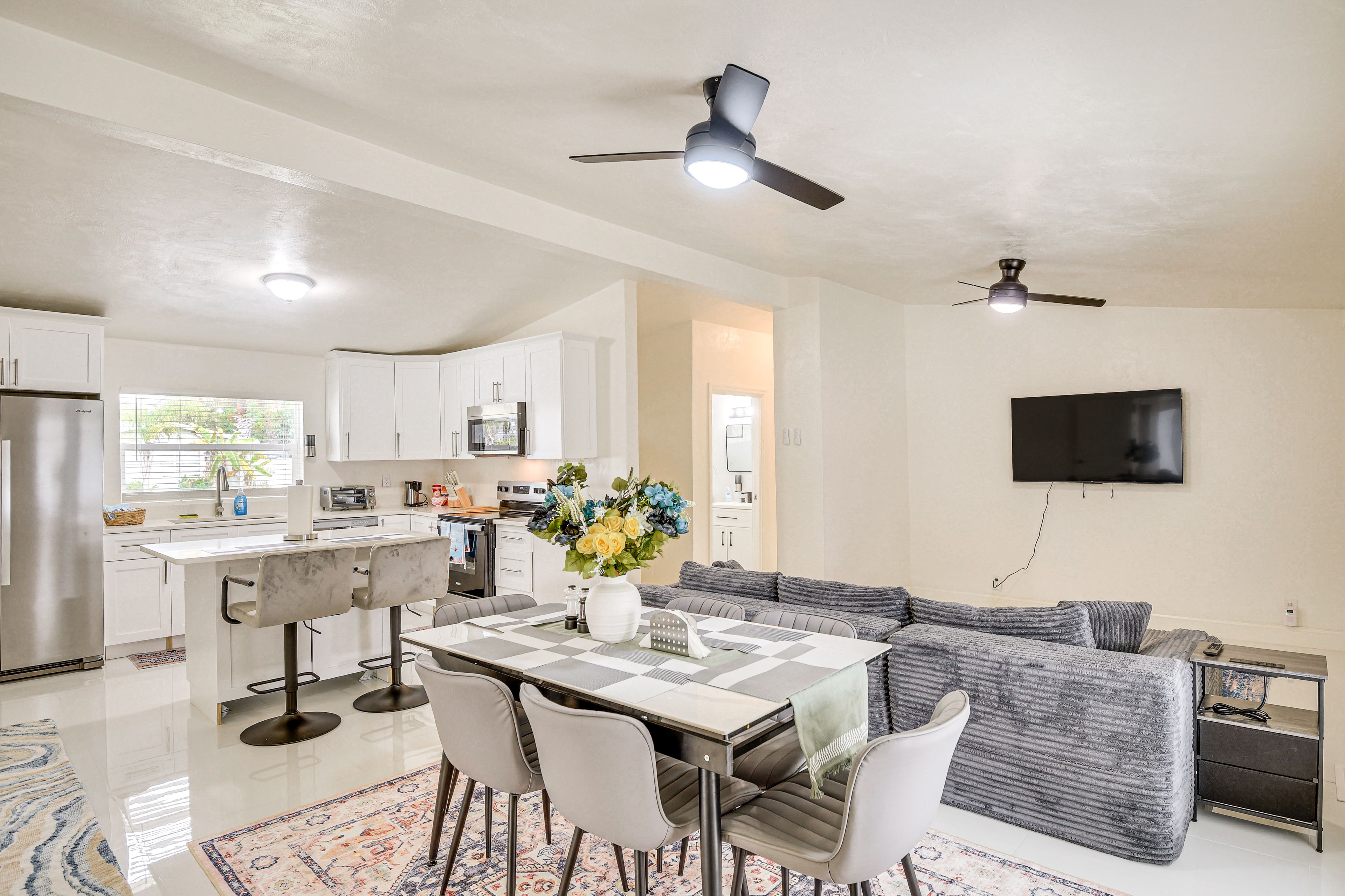 Property Interior | Central A/C & Heating | Free WiFi