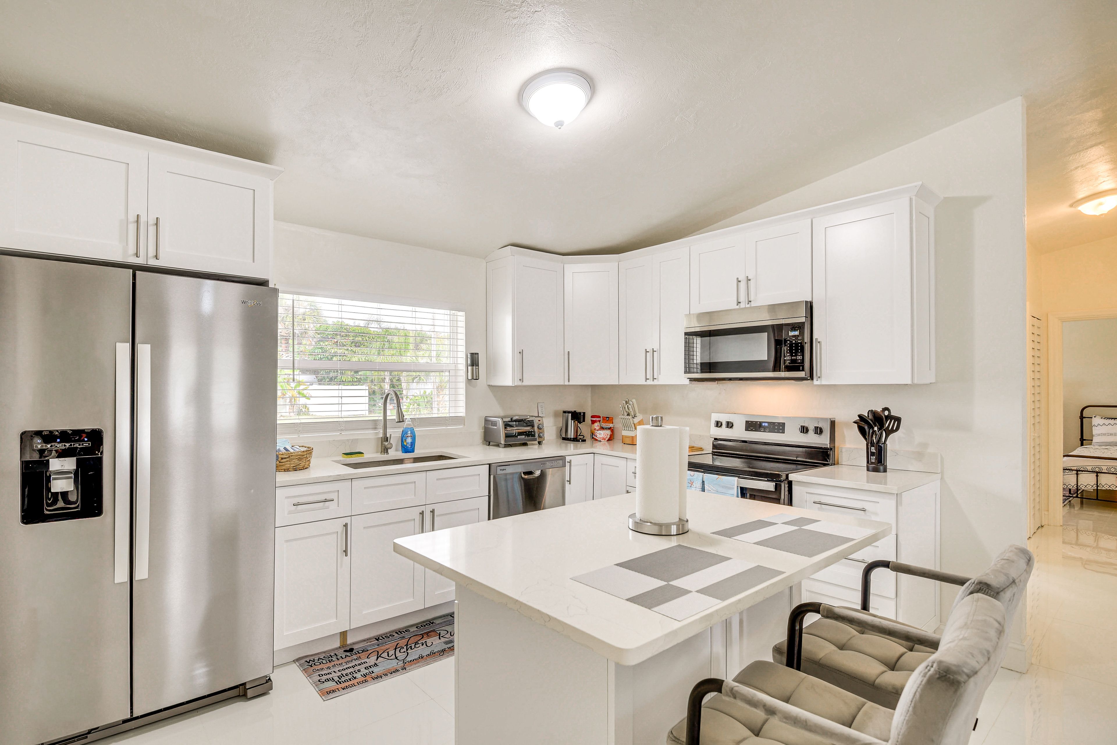 Dining Table & Breakfast Bar | Dishware/Flatware