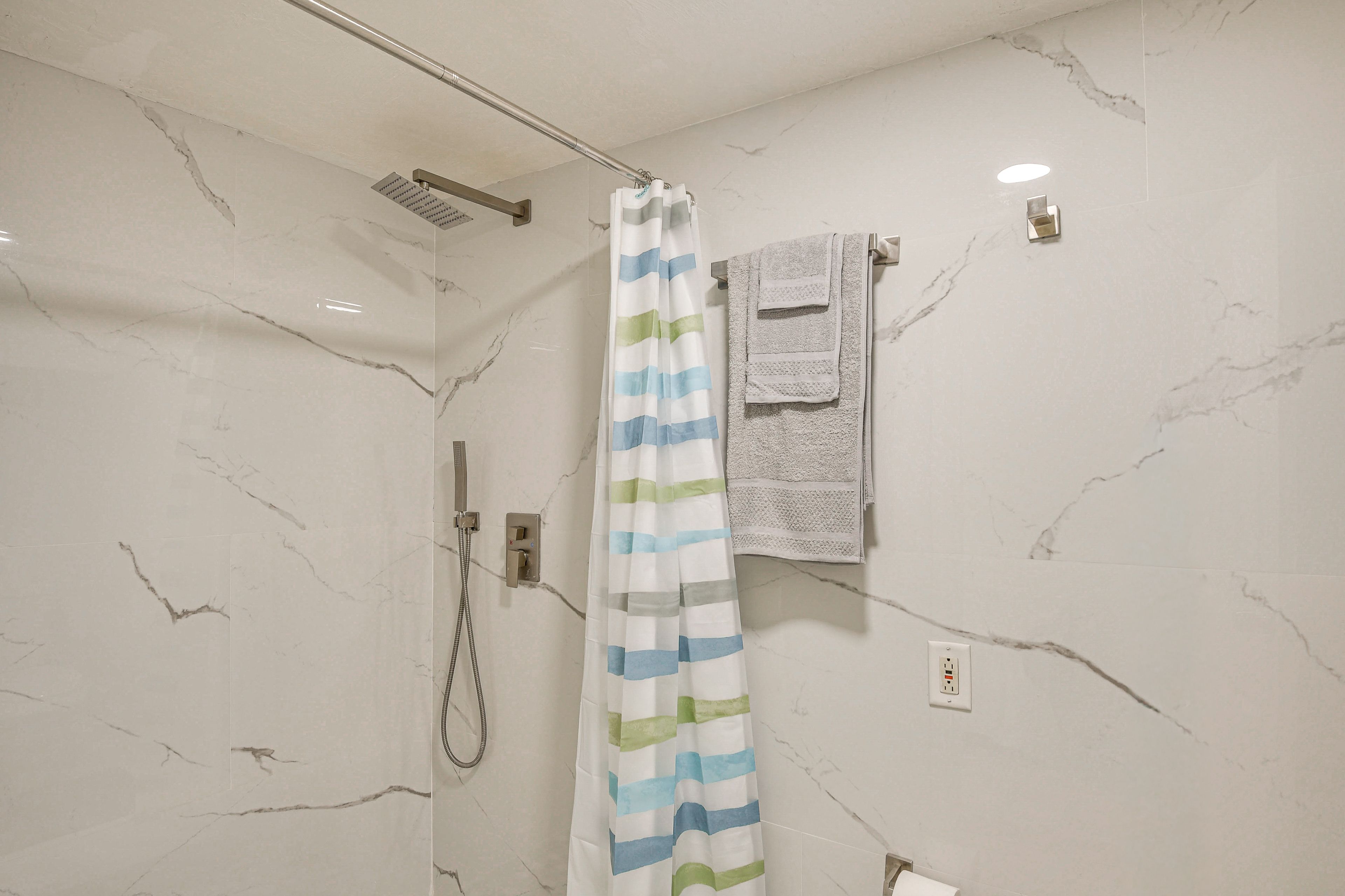 Full Bathroom | Complimentary Toiletries