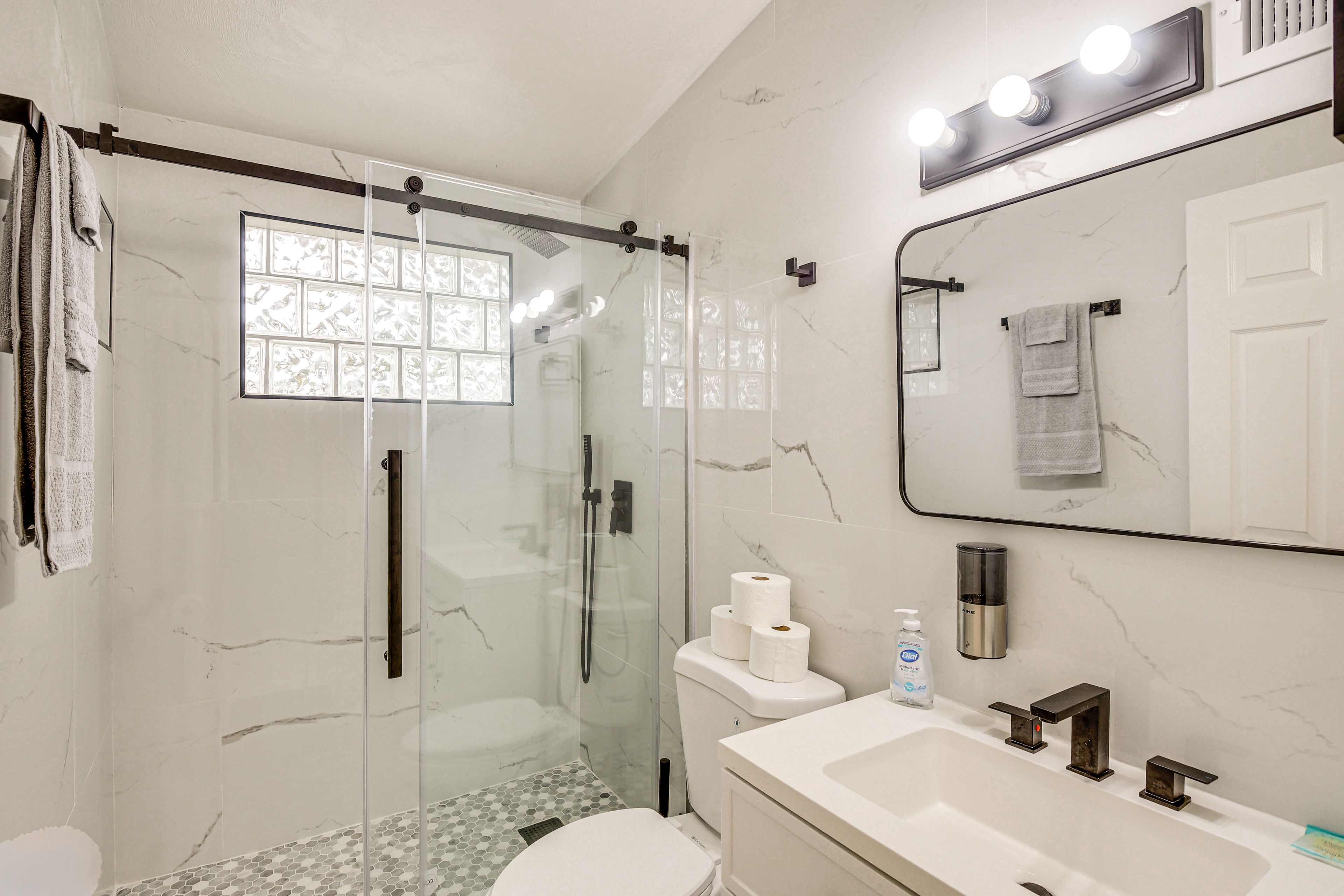 Full Bathroom | Towels Provided