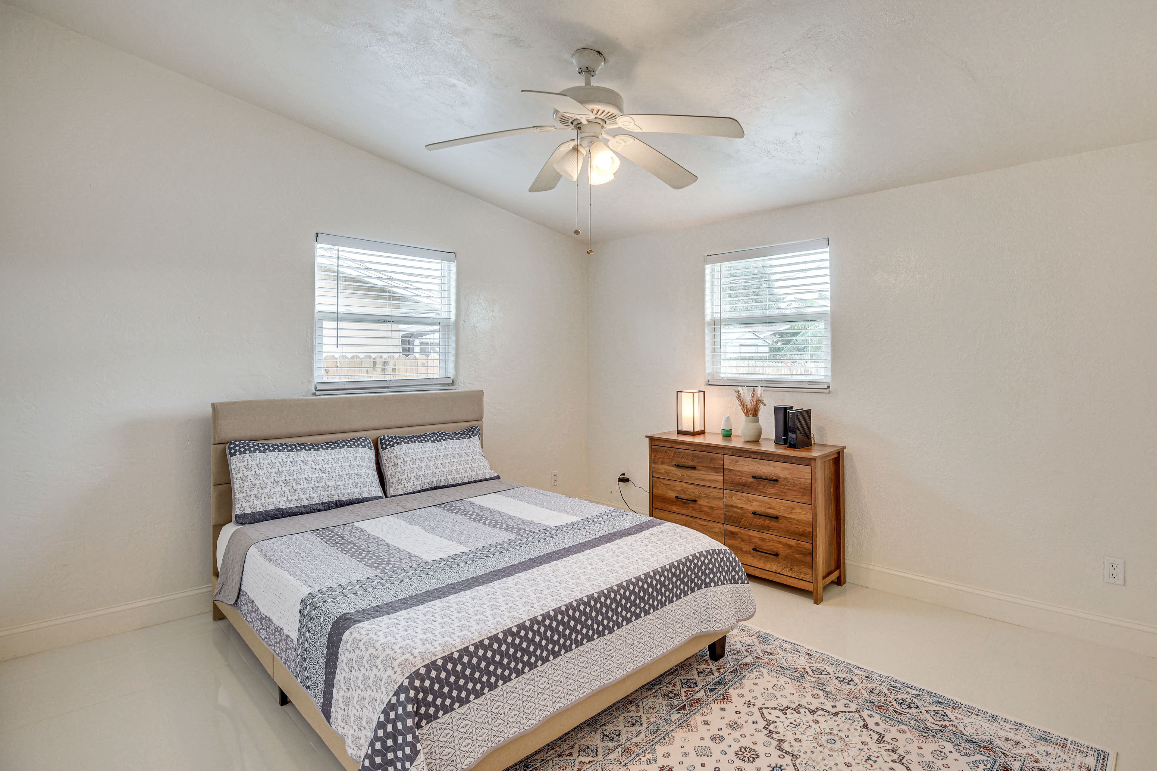 Bedroom 1 | Queen Bed