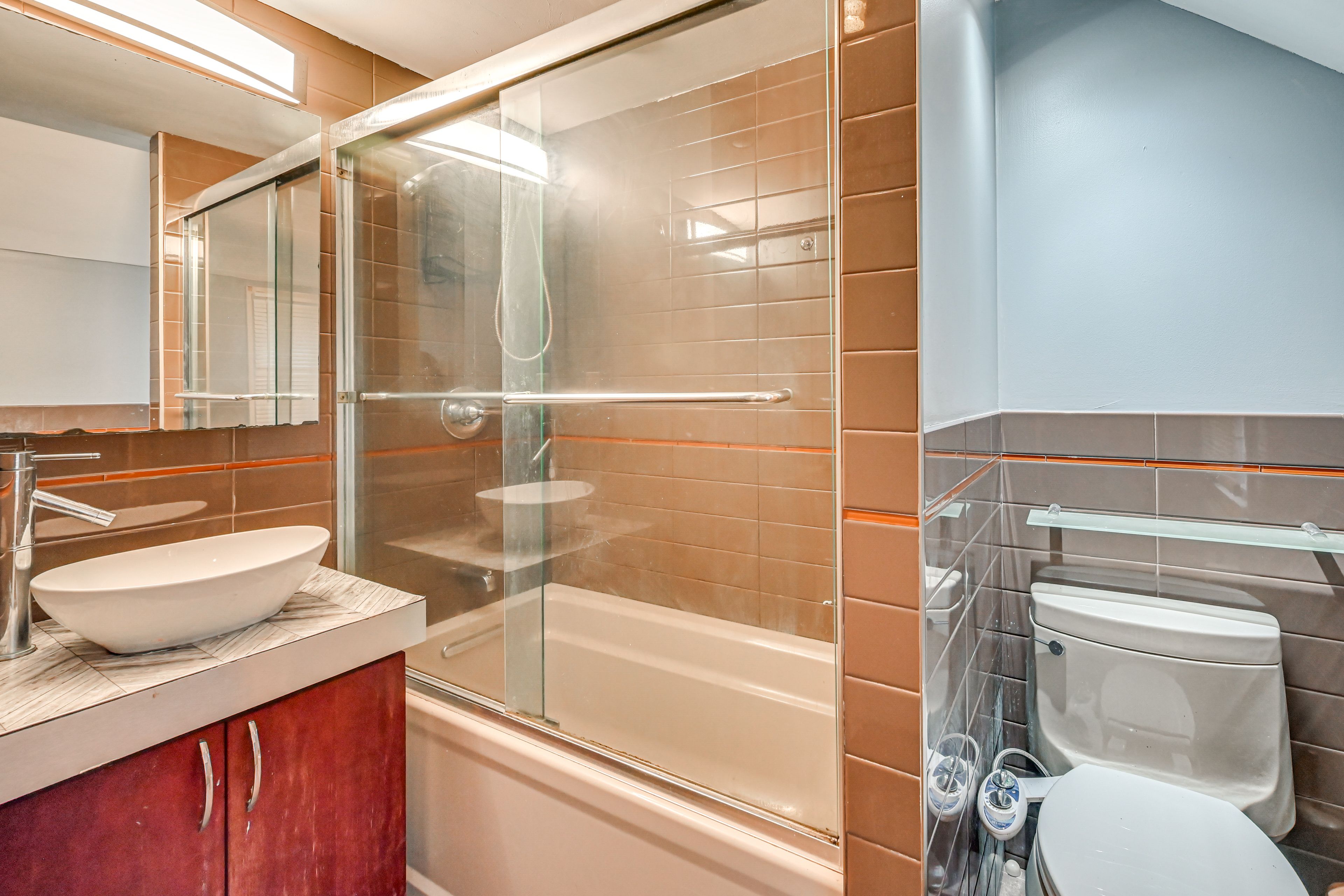 Full Bathroom | 2nd Floor