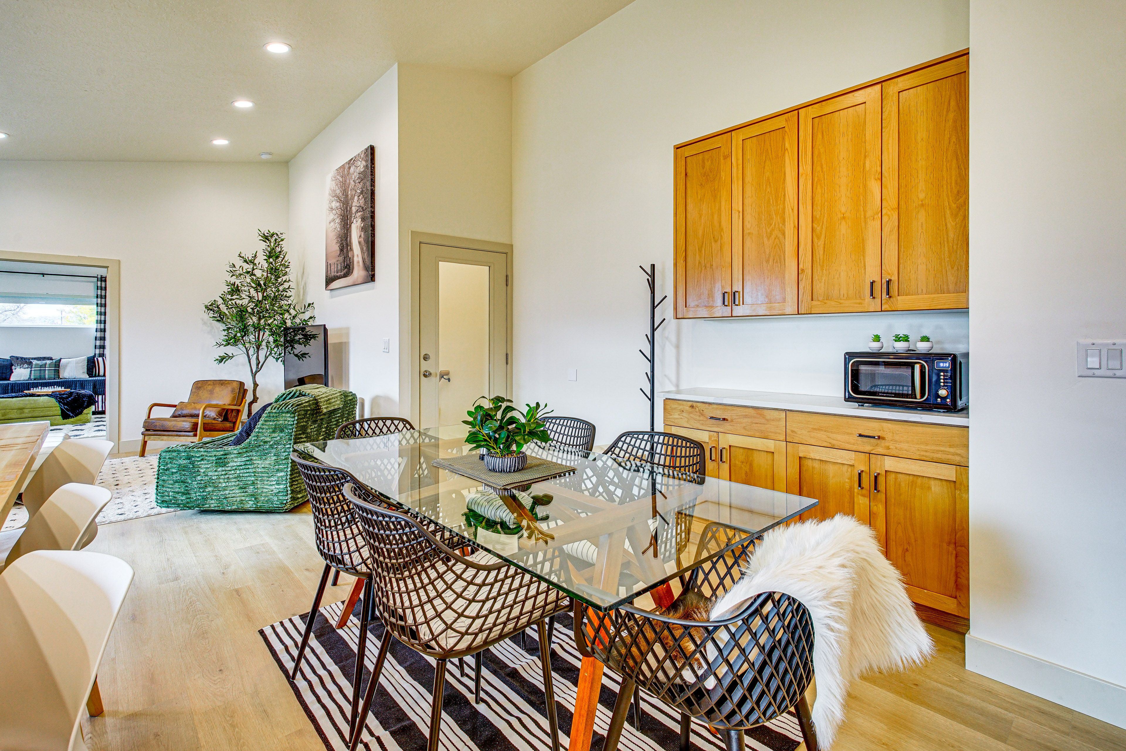 Dining Table | Dishware & Flatware