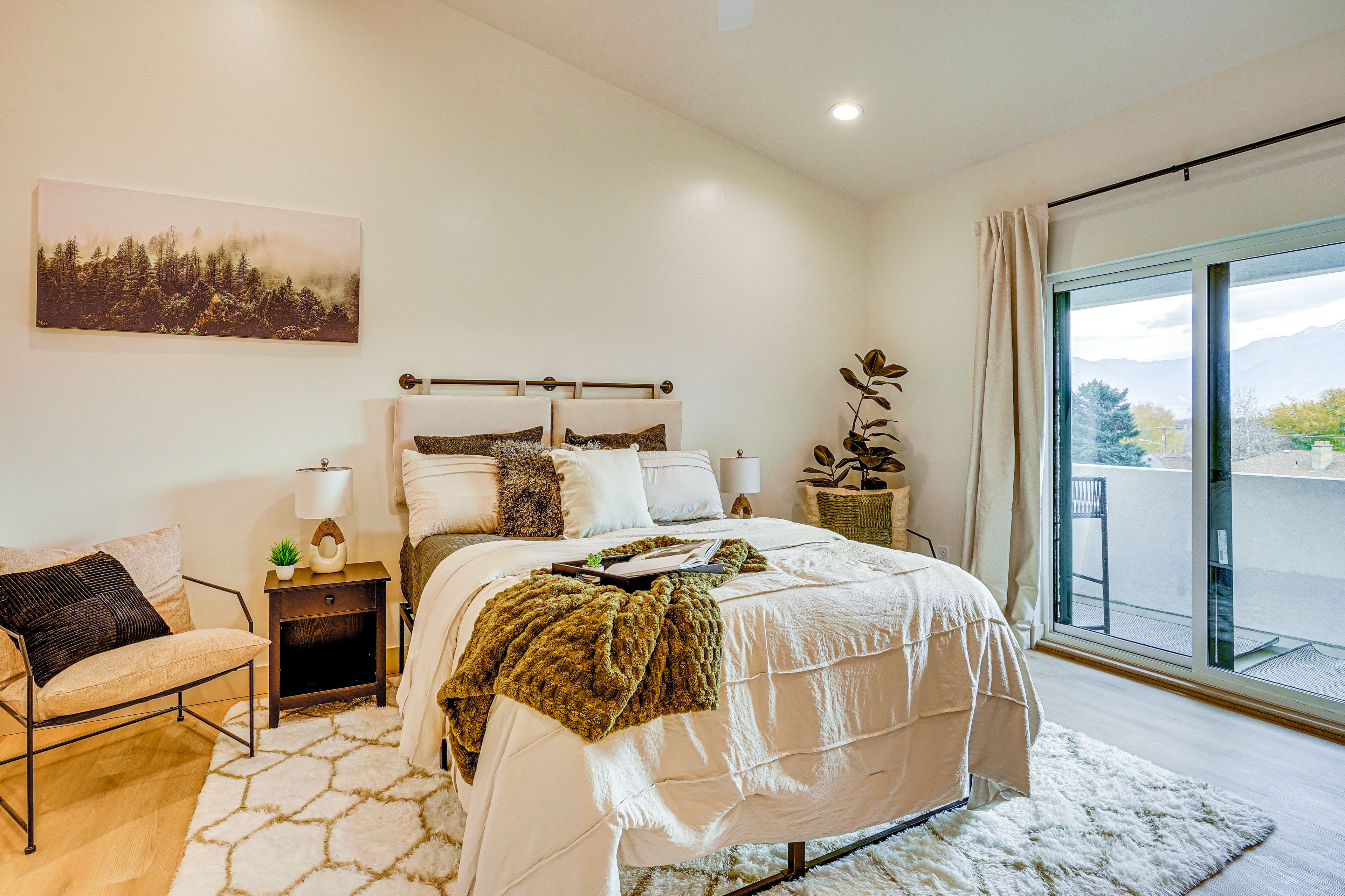 Bedroom 1 | Queen Bed