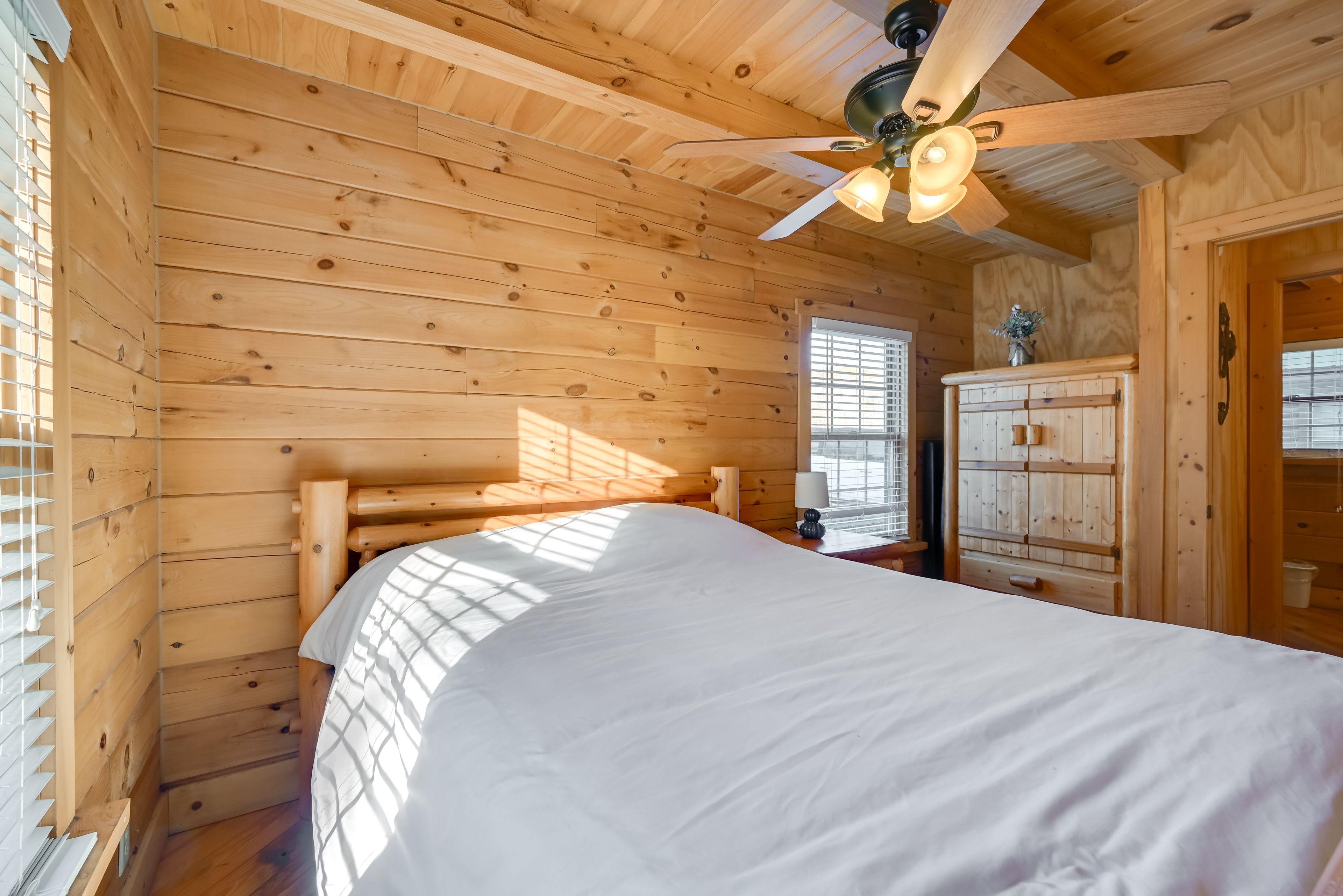 Bedroom | 1st Floor | Queen Bed | Linens Provided