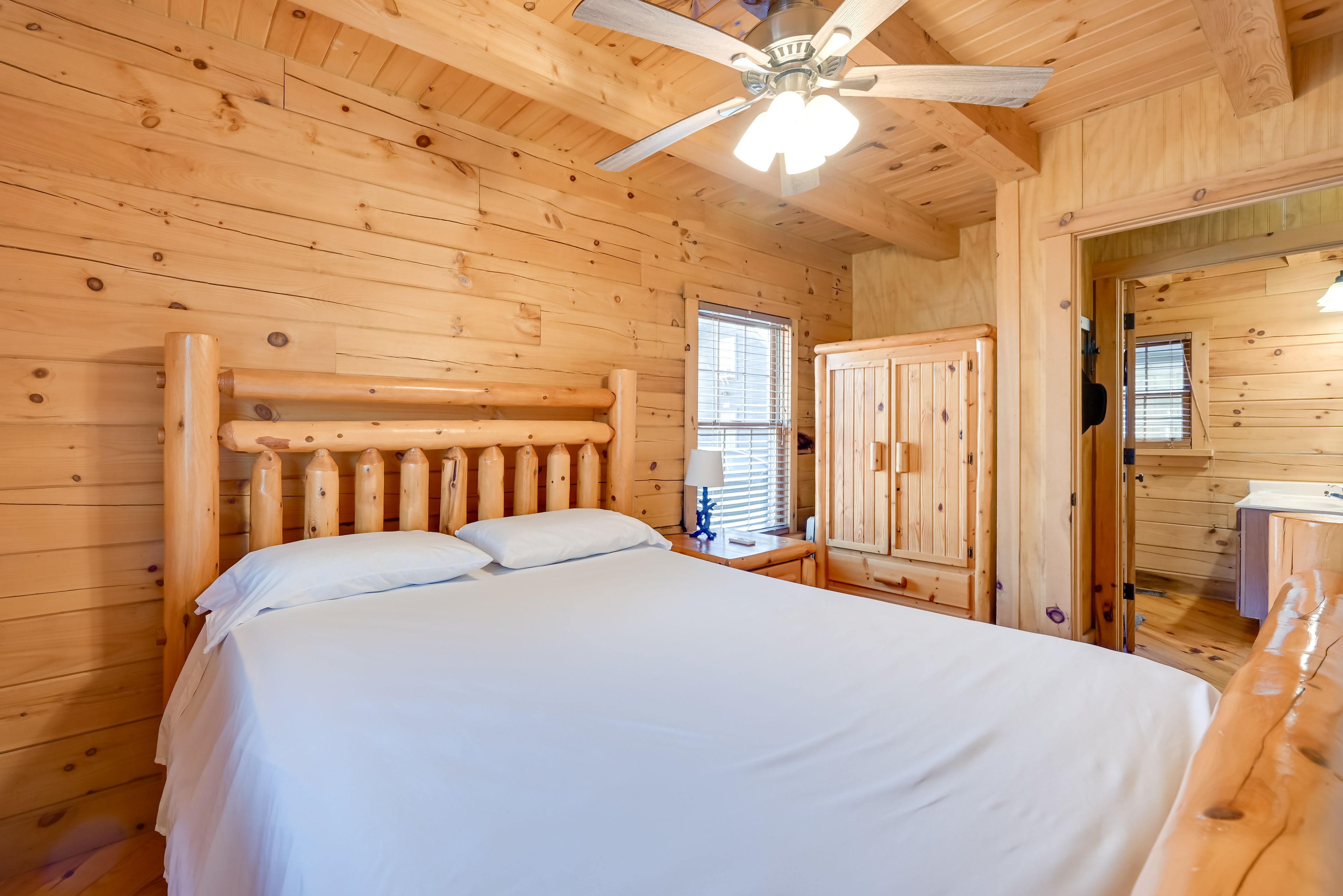 Bedroom | 1st Floor | Queen Bed | Linens Provided