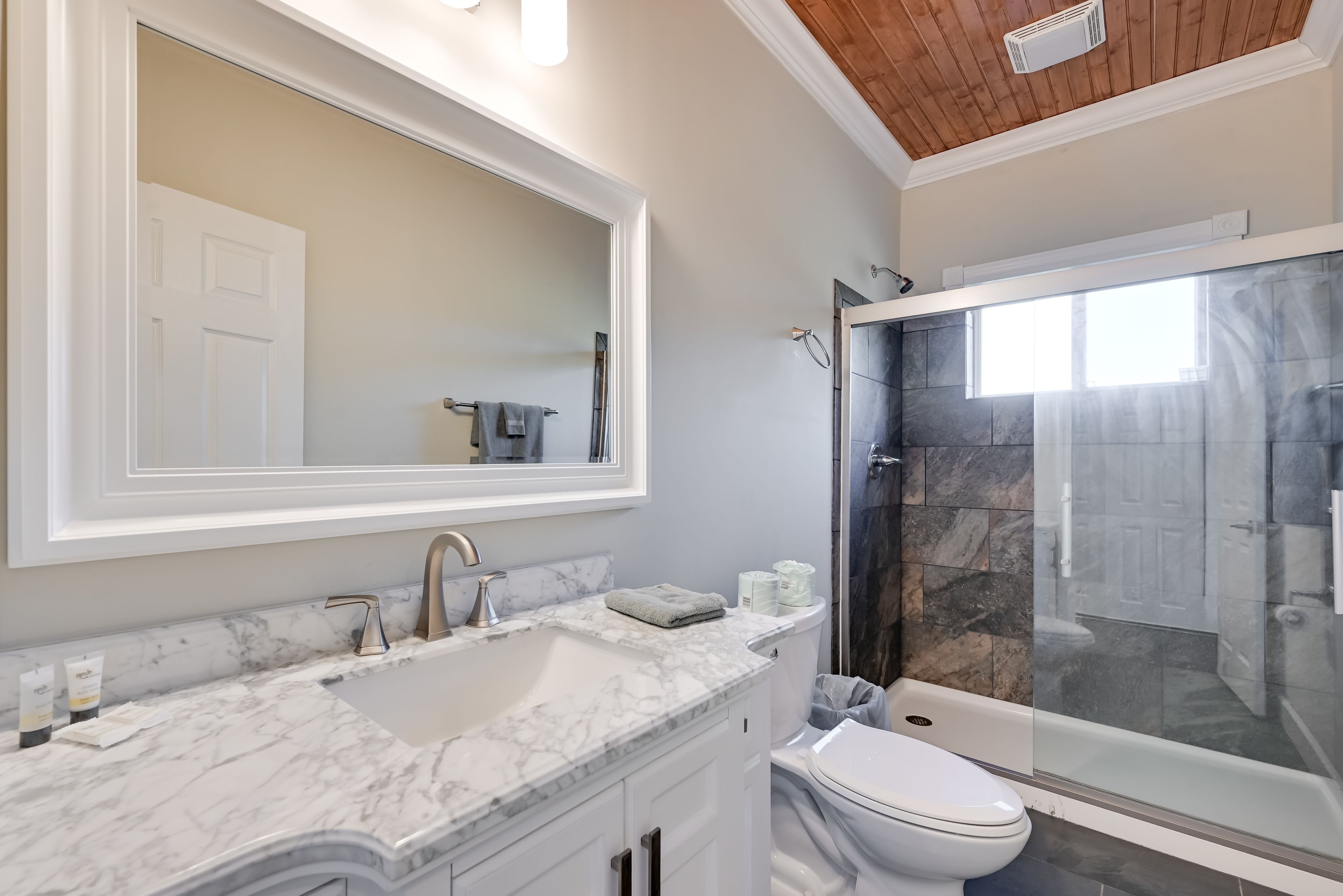 Full Bathroom | 1st Floor | Towels Provided | Complimentary Toiletries