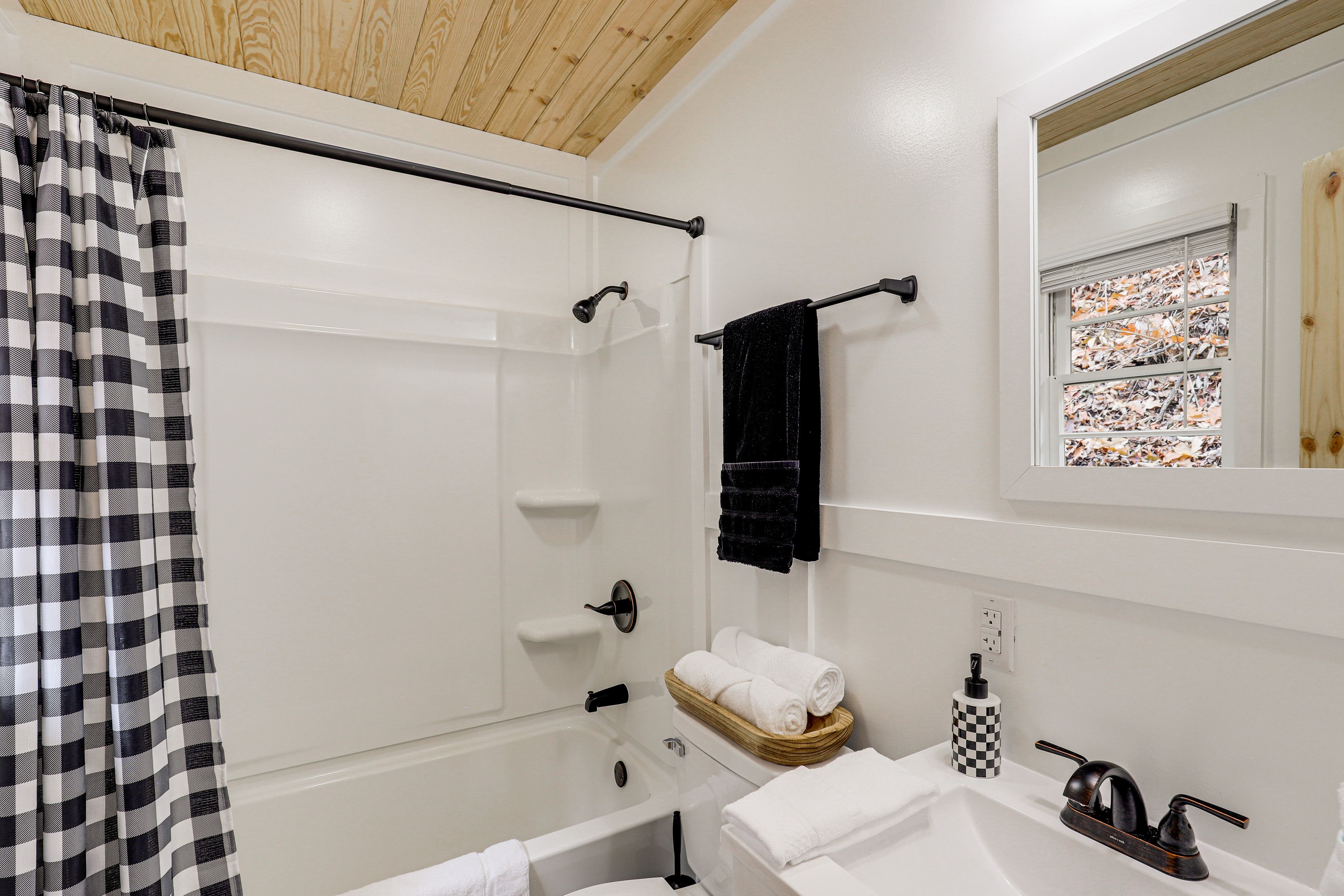 Full Bathroom | Towels Provided