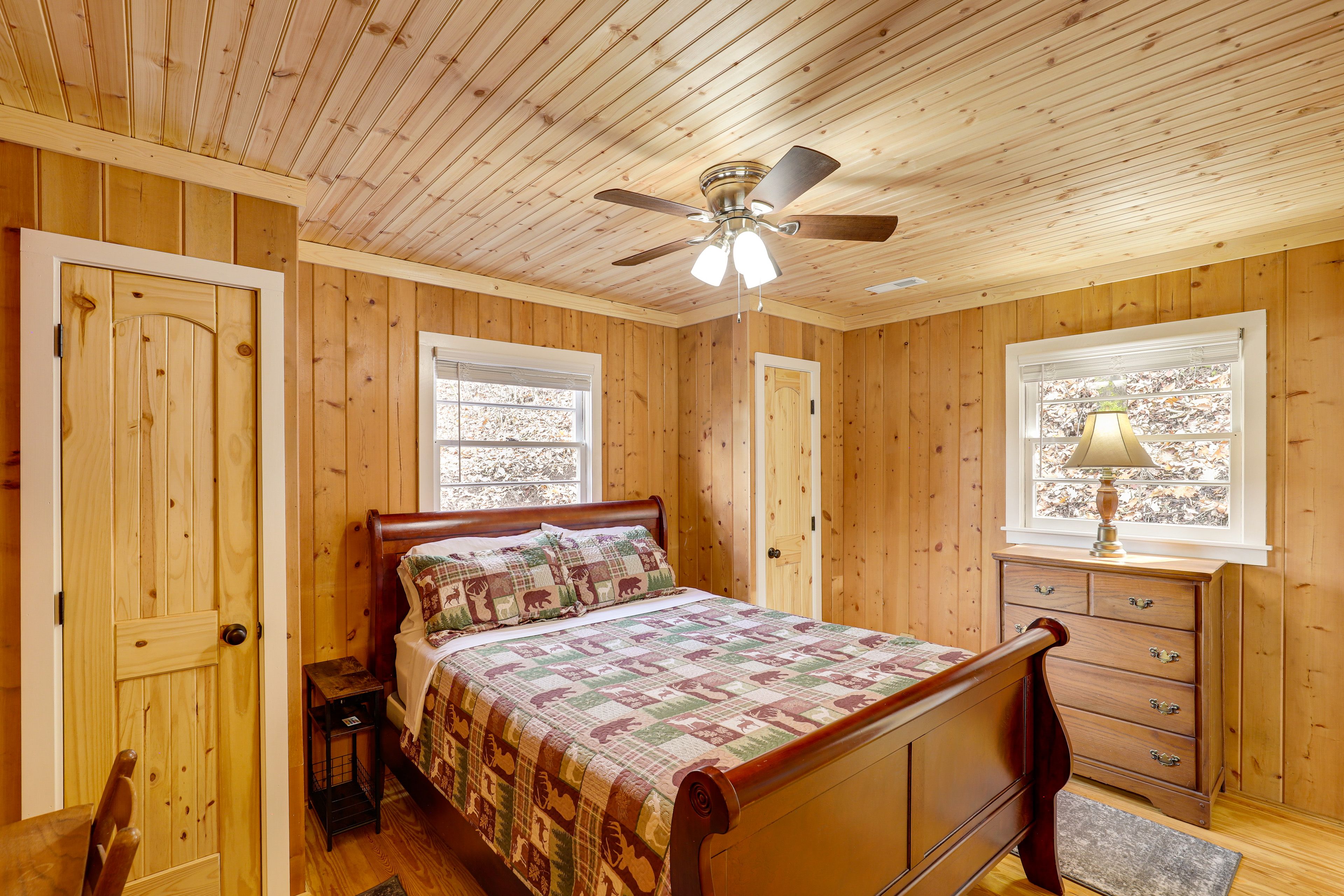 Bedroom 1 | Queen Bed | Laptop-Friendly Workspace