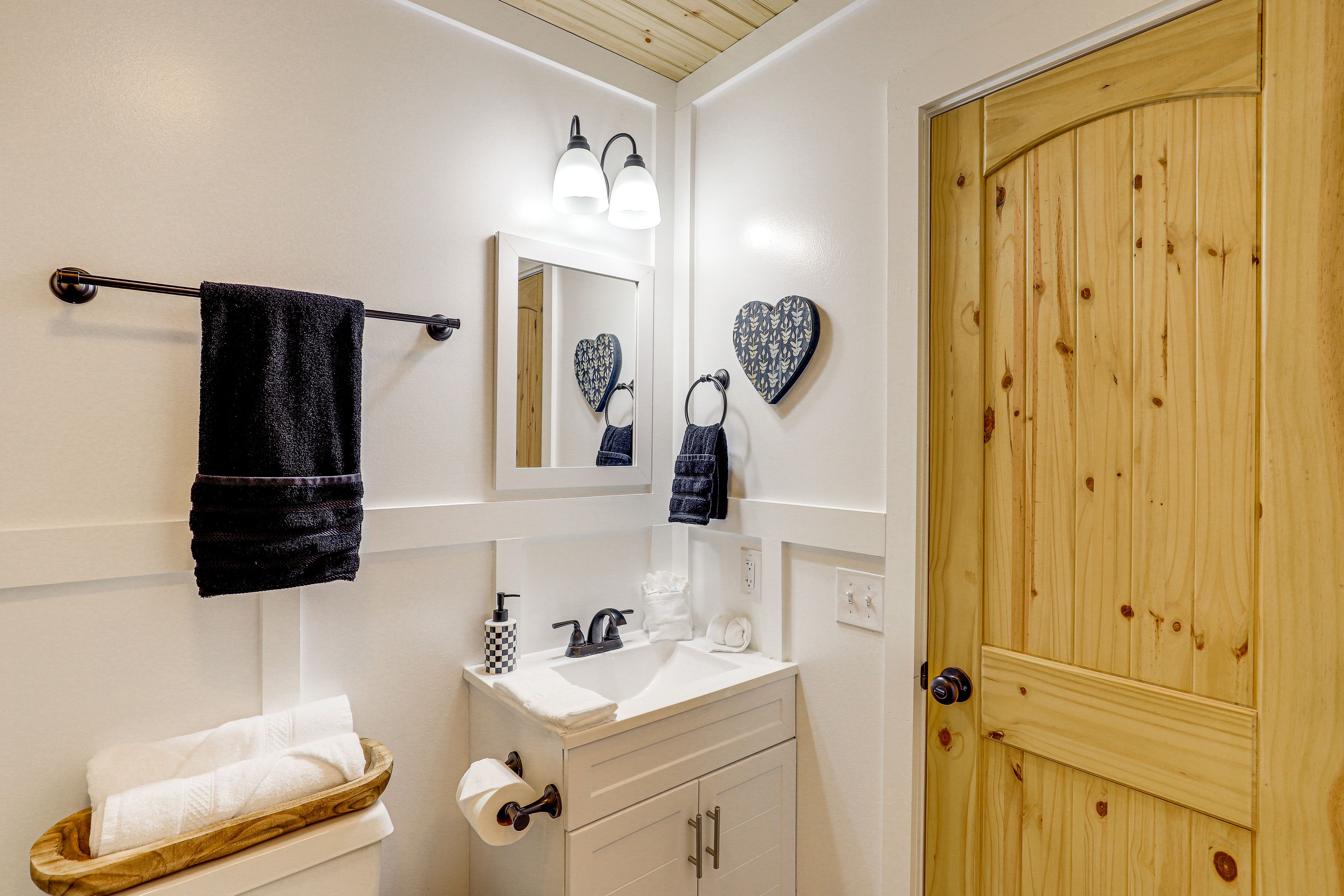 Full Bathroom | Complimentary Toiletries