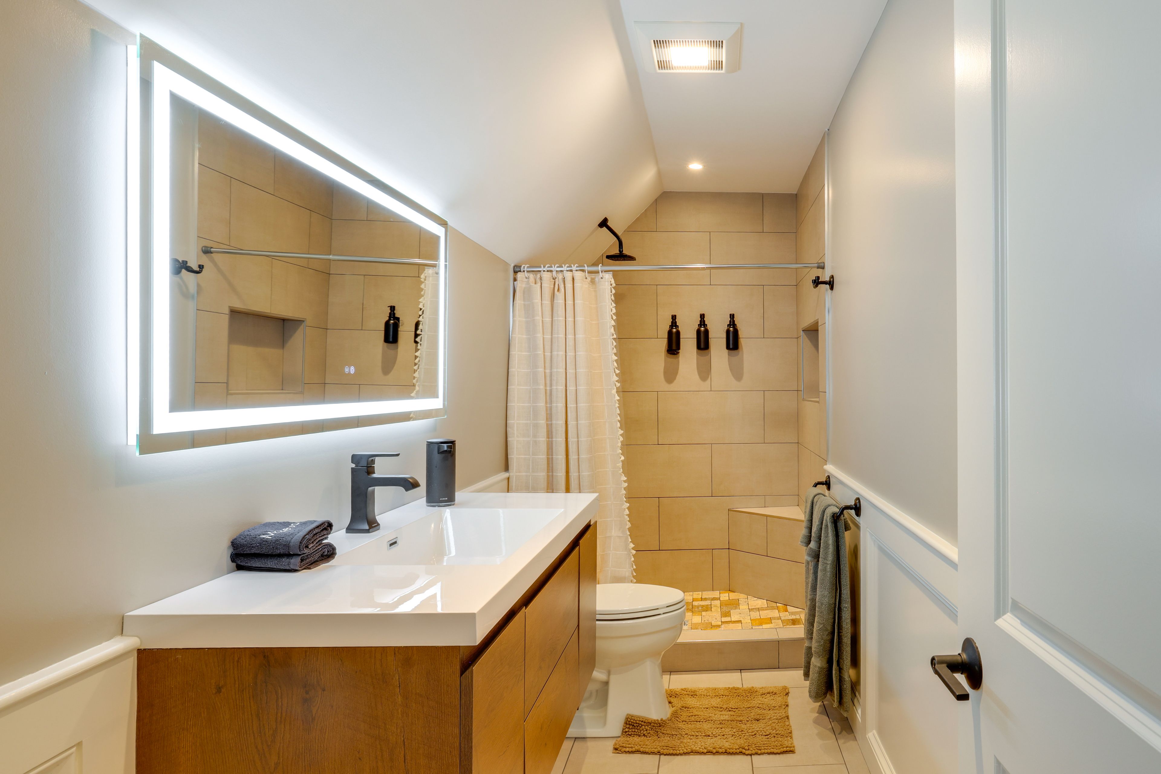 Bathroom | 2nd Floor