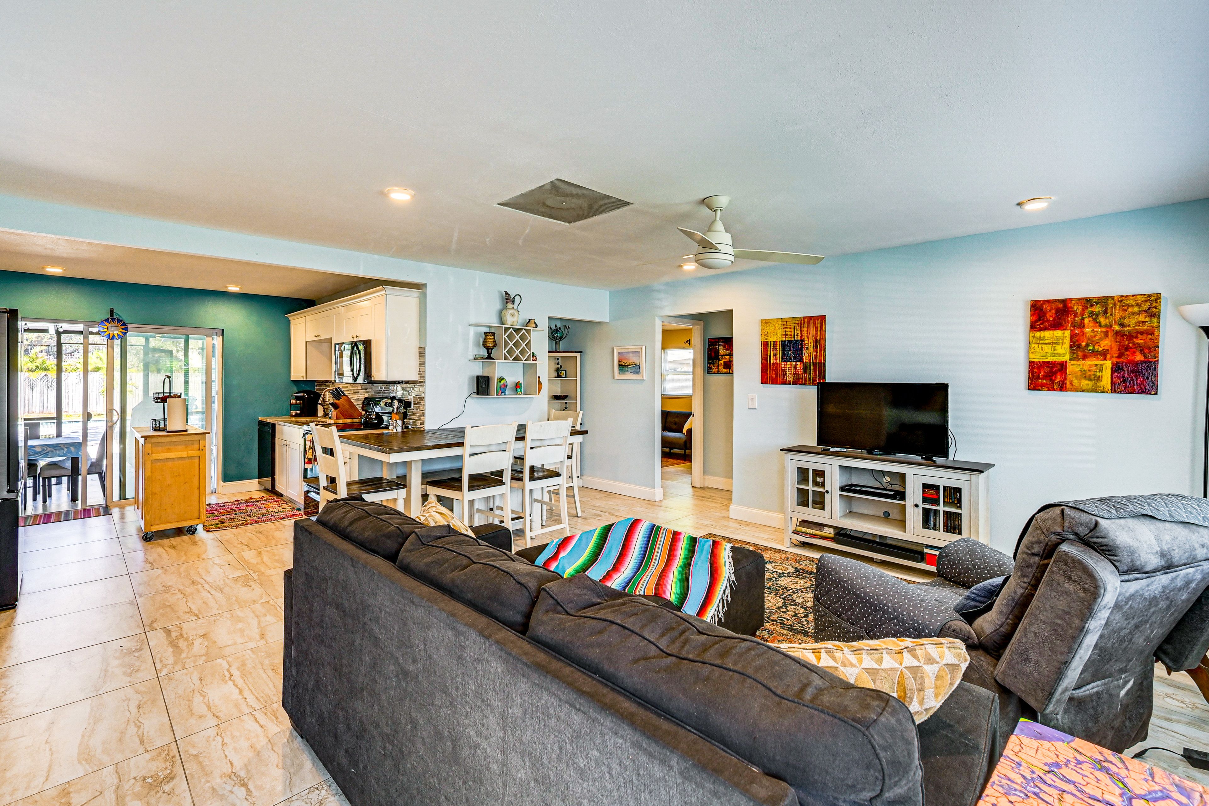 Living Room | Central Heat & A/C | Free WiFi | Smart TV