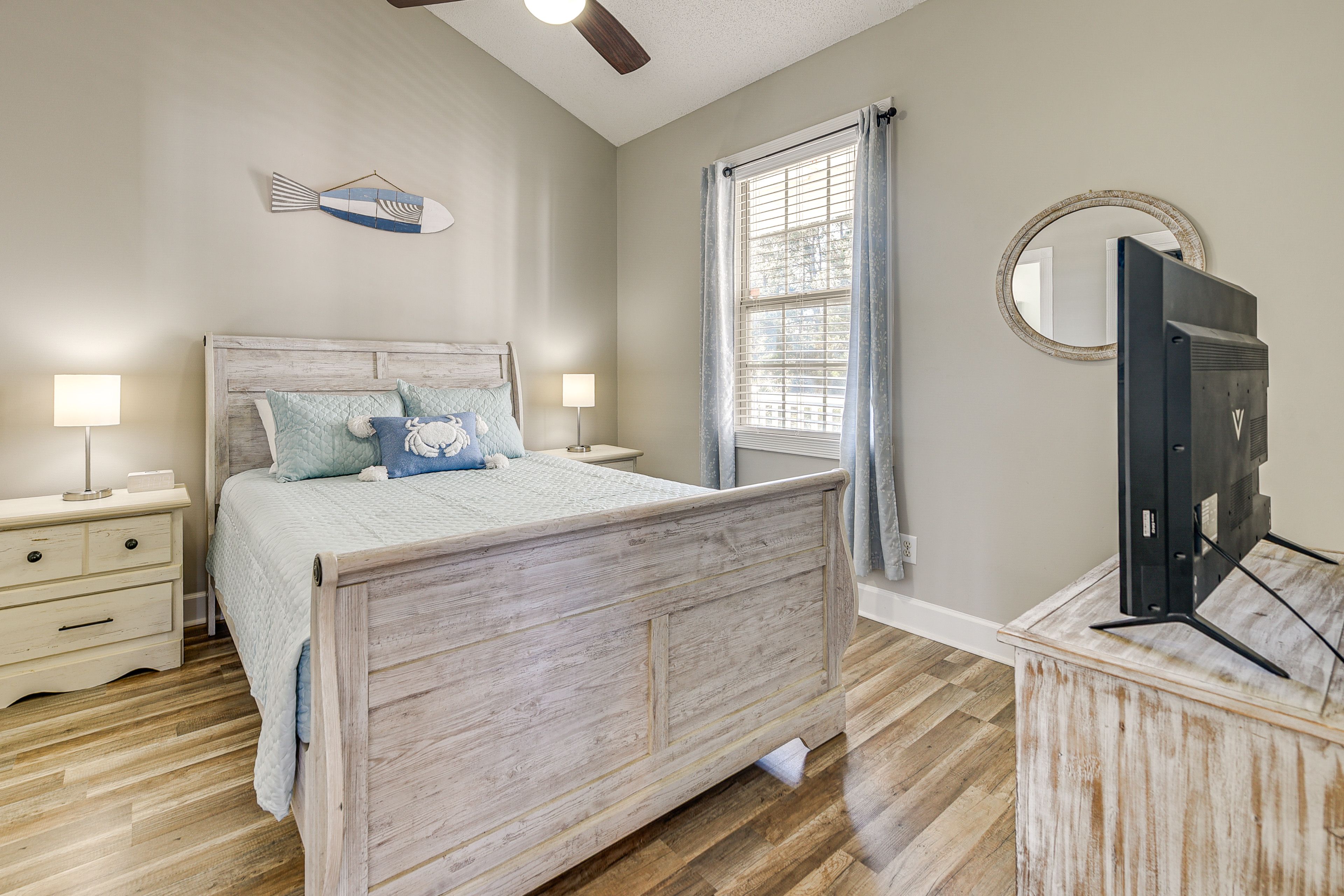 Bedroom 1 | Queen Bed | En-Suite Bathroom