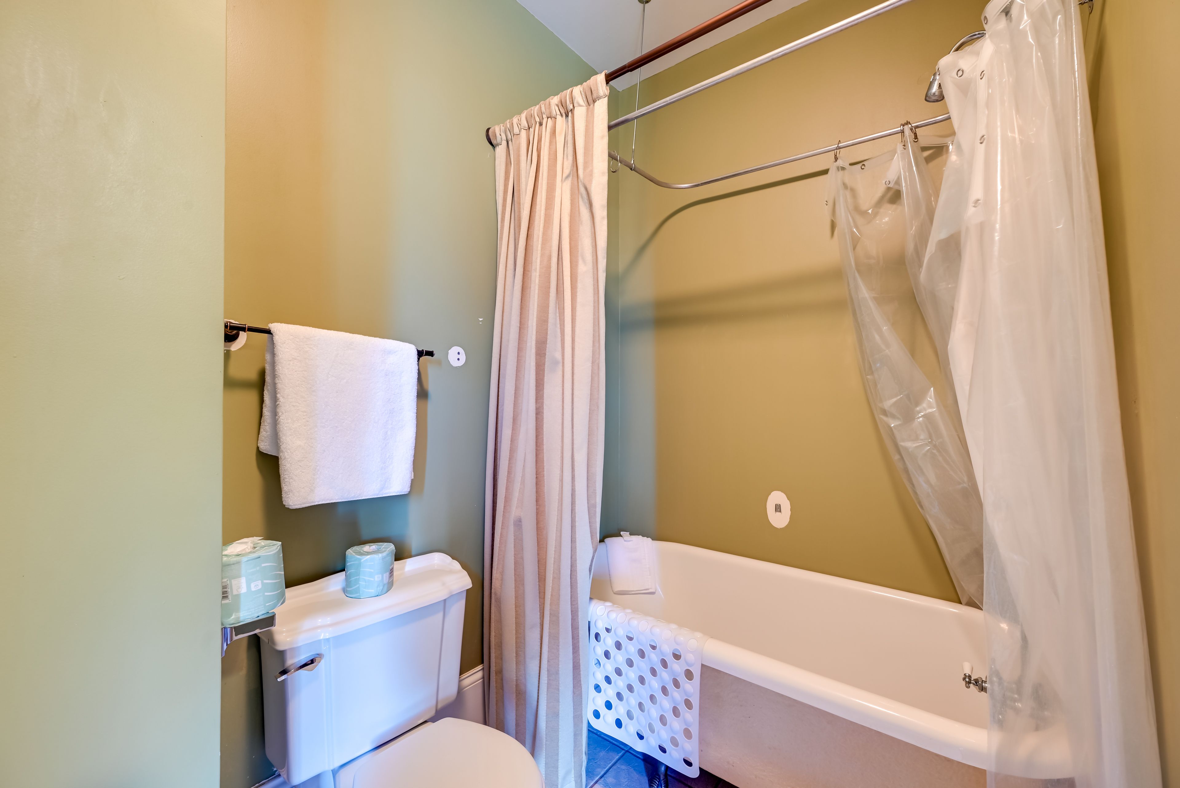En-Suite Bathroom | 2nd Floor | Complimentary Toiletries | Hair Dryer