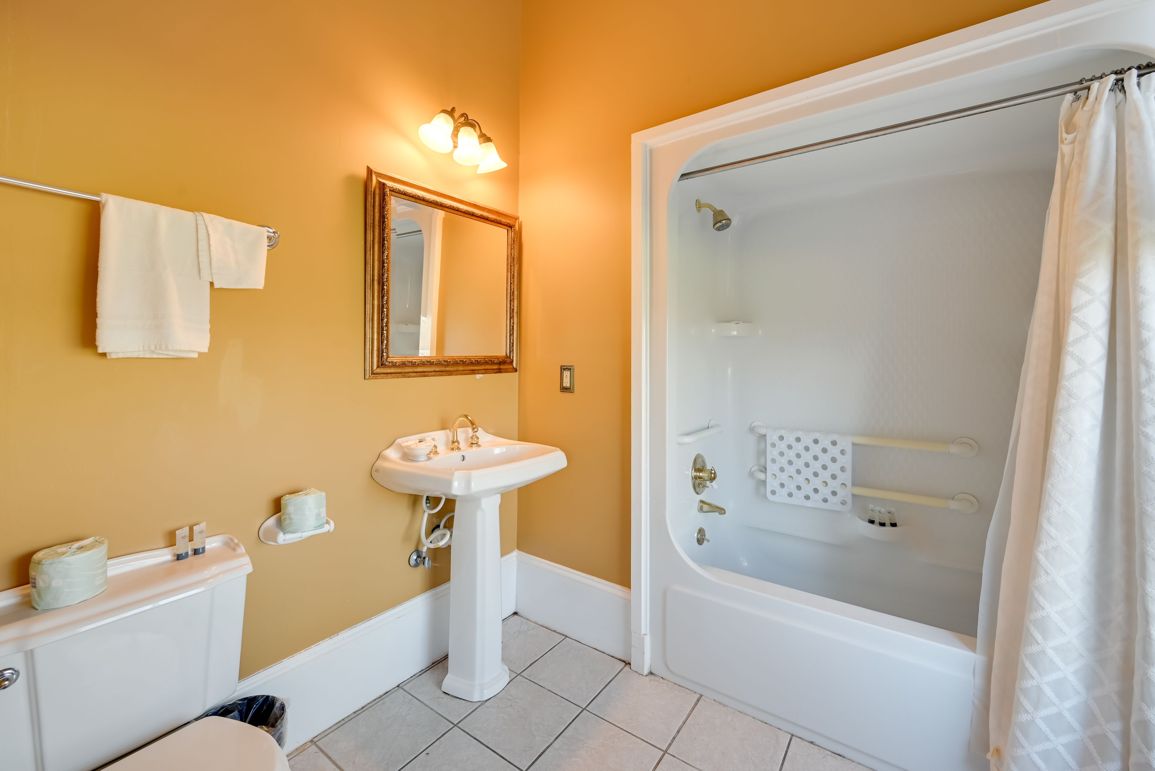 En-Suite Bathroom | 1st Floor | Towels Provided