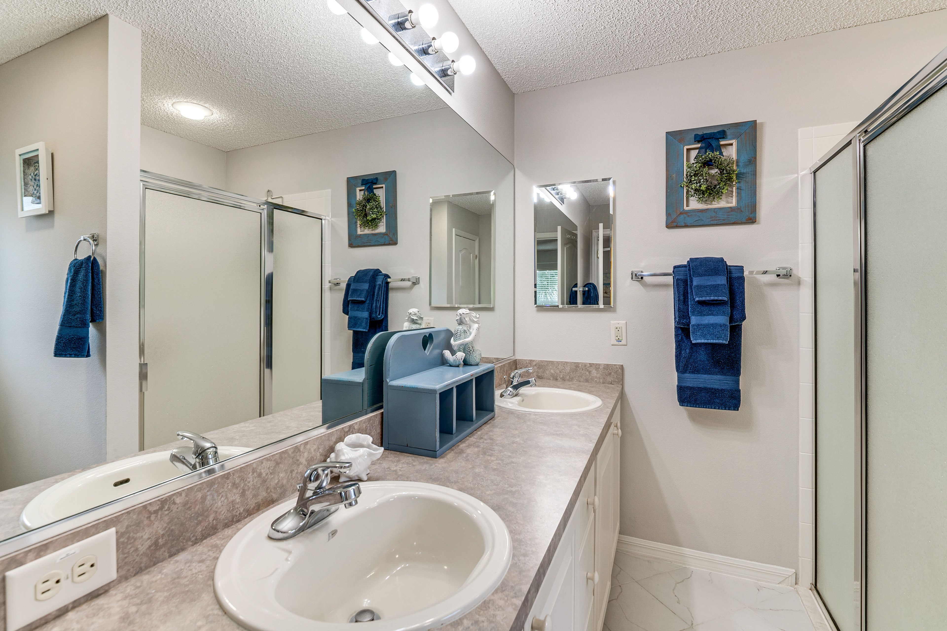 En-Suite Bathroom | Towels & Linens Provided