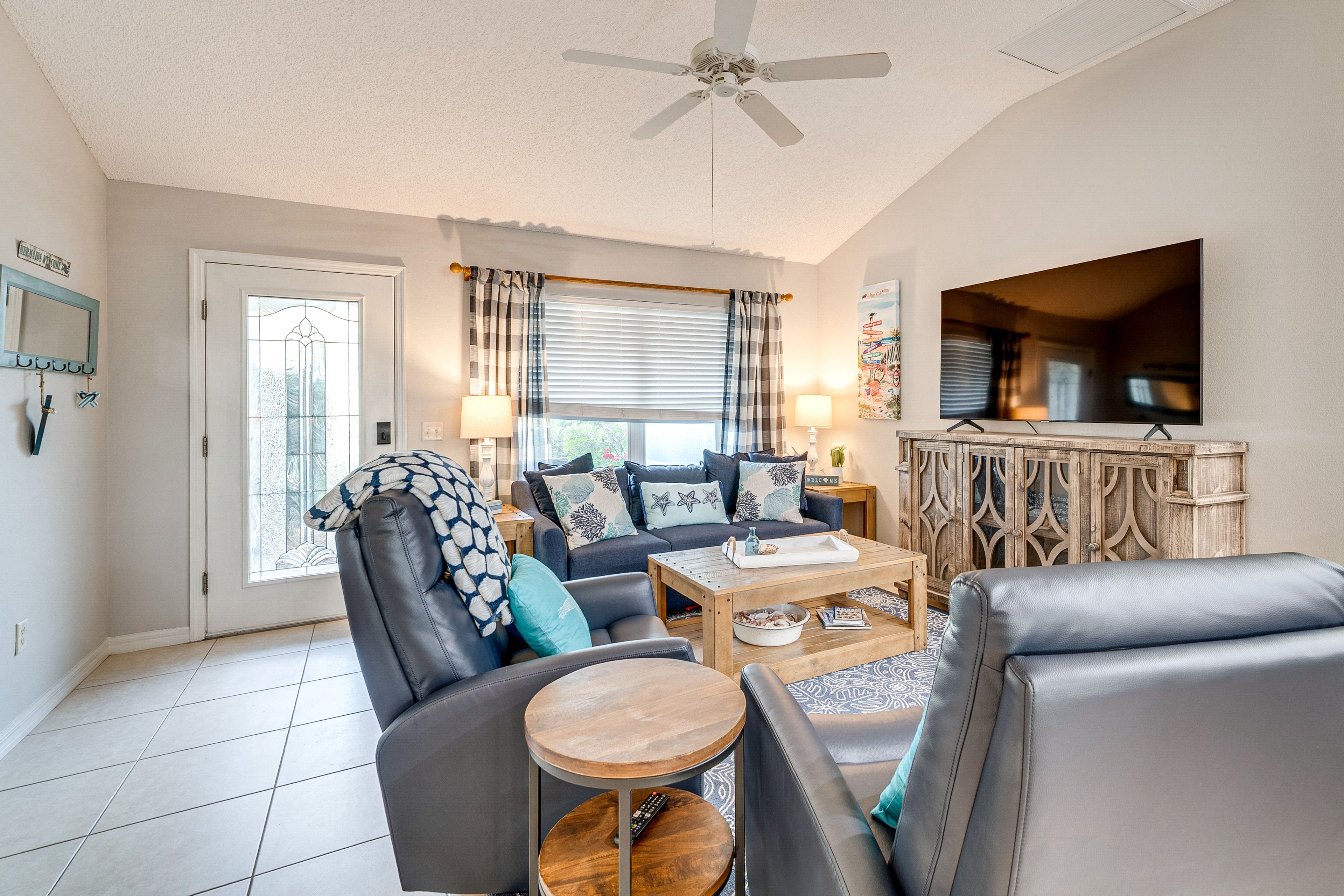 Living Room | Smart TV | Free WiFi | Single-Story Home