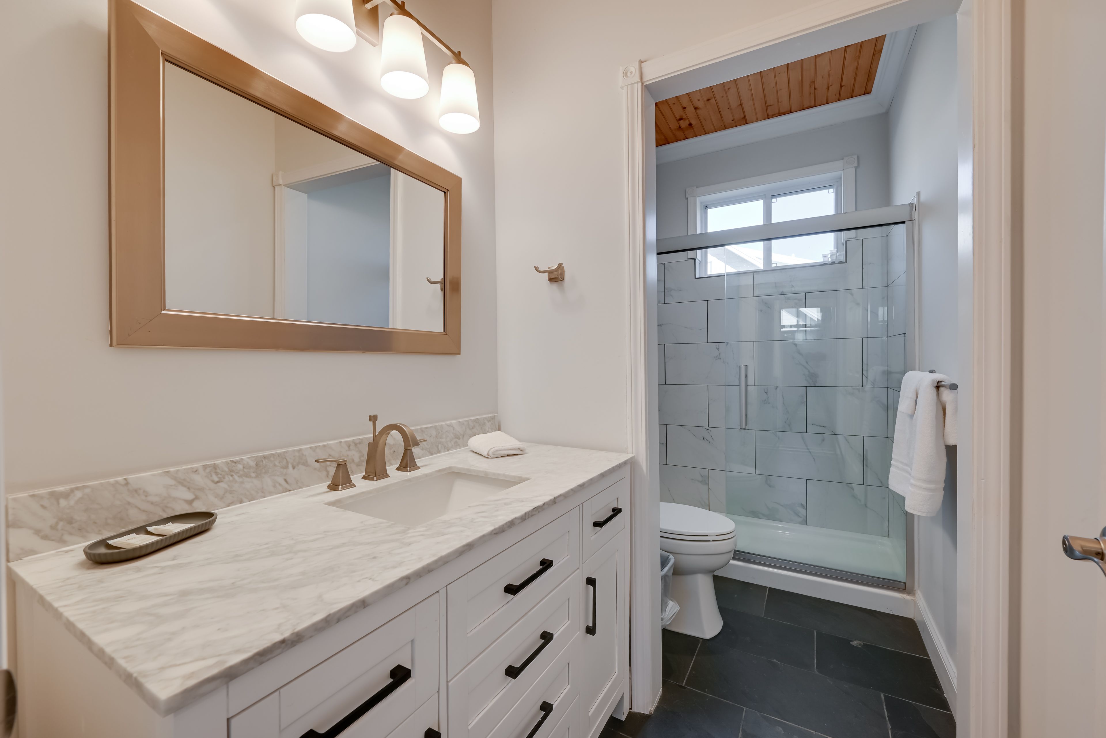 Full Bathroom | 1st Floor | Towels Provided | Complimentary Toiletries