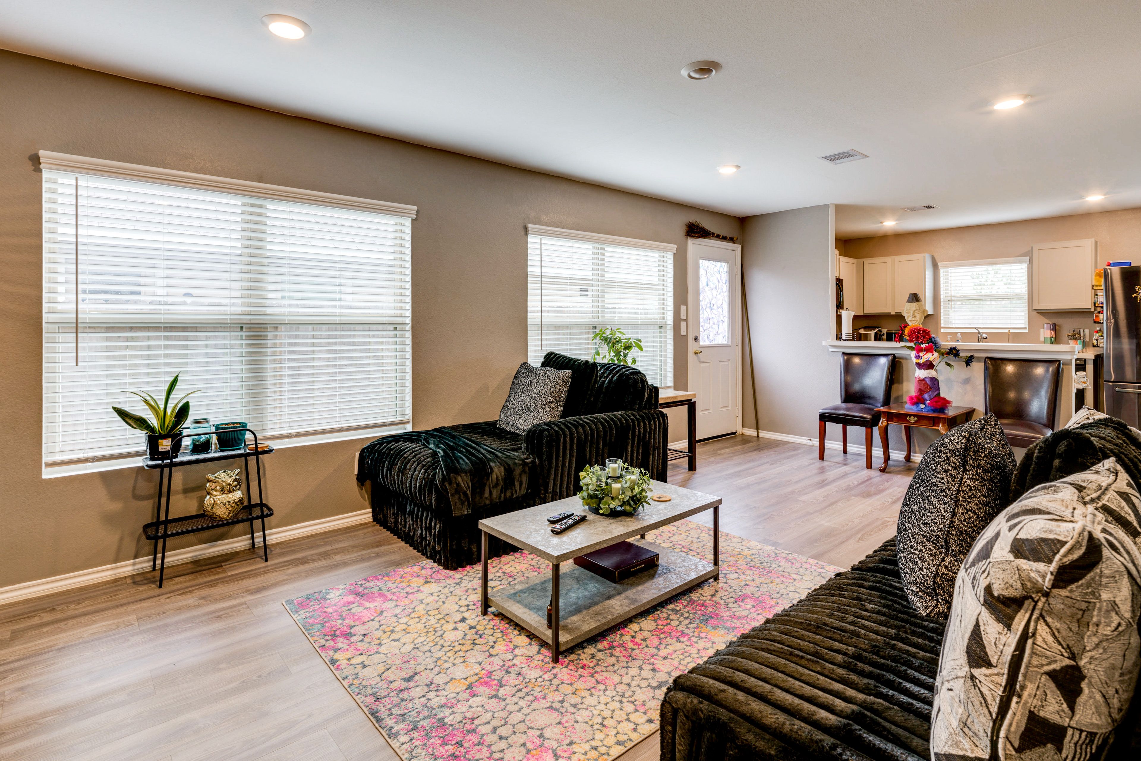 Living Room | 1st Floor | Smart TV | Central Heating & A/C | Free WiFi