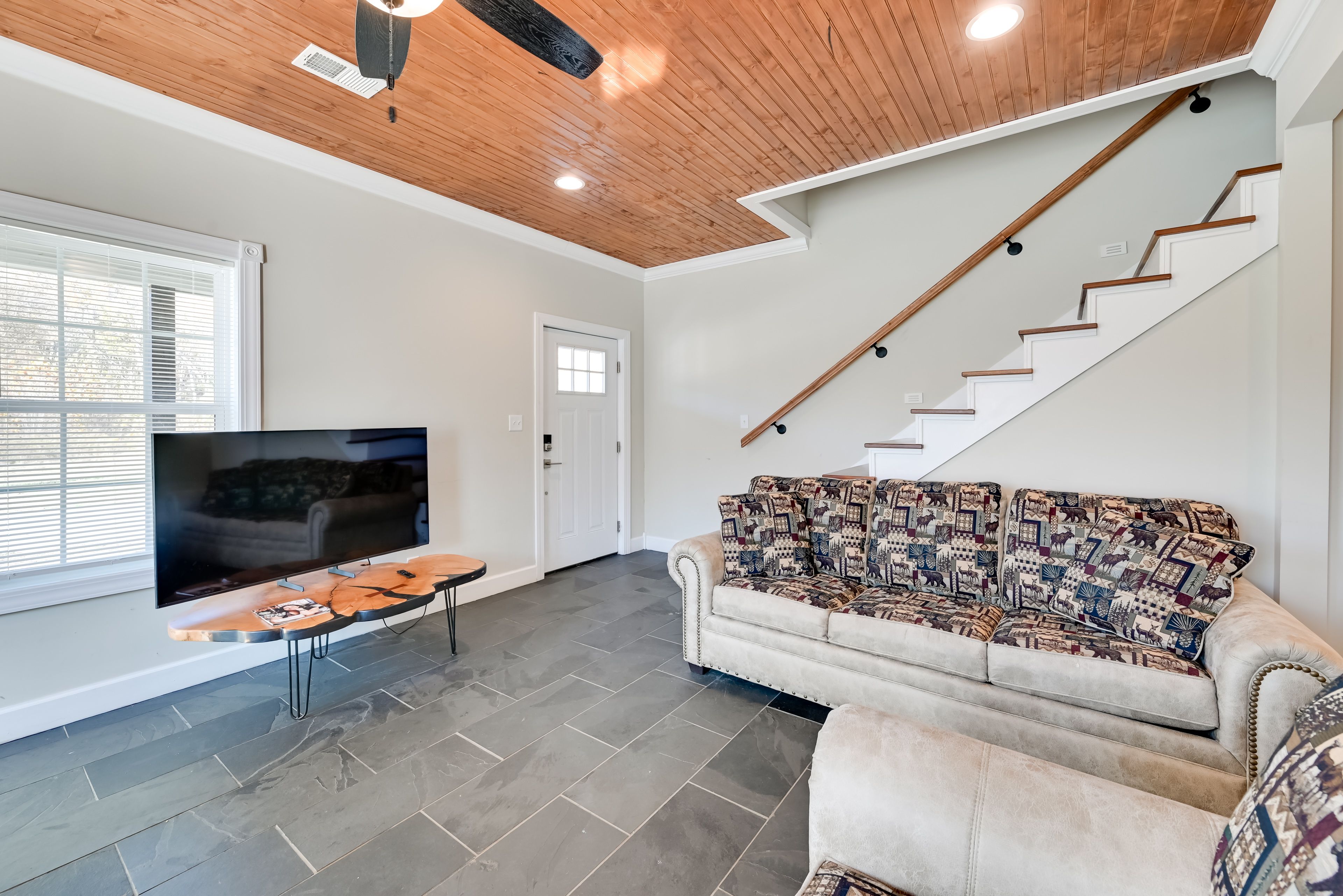 Living Room | 1st Floor | Smart TV | Free WiFi | Central A/C & Heating