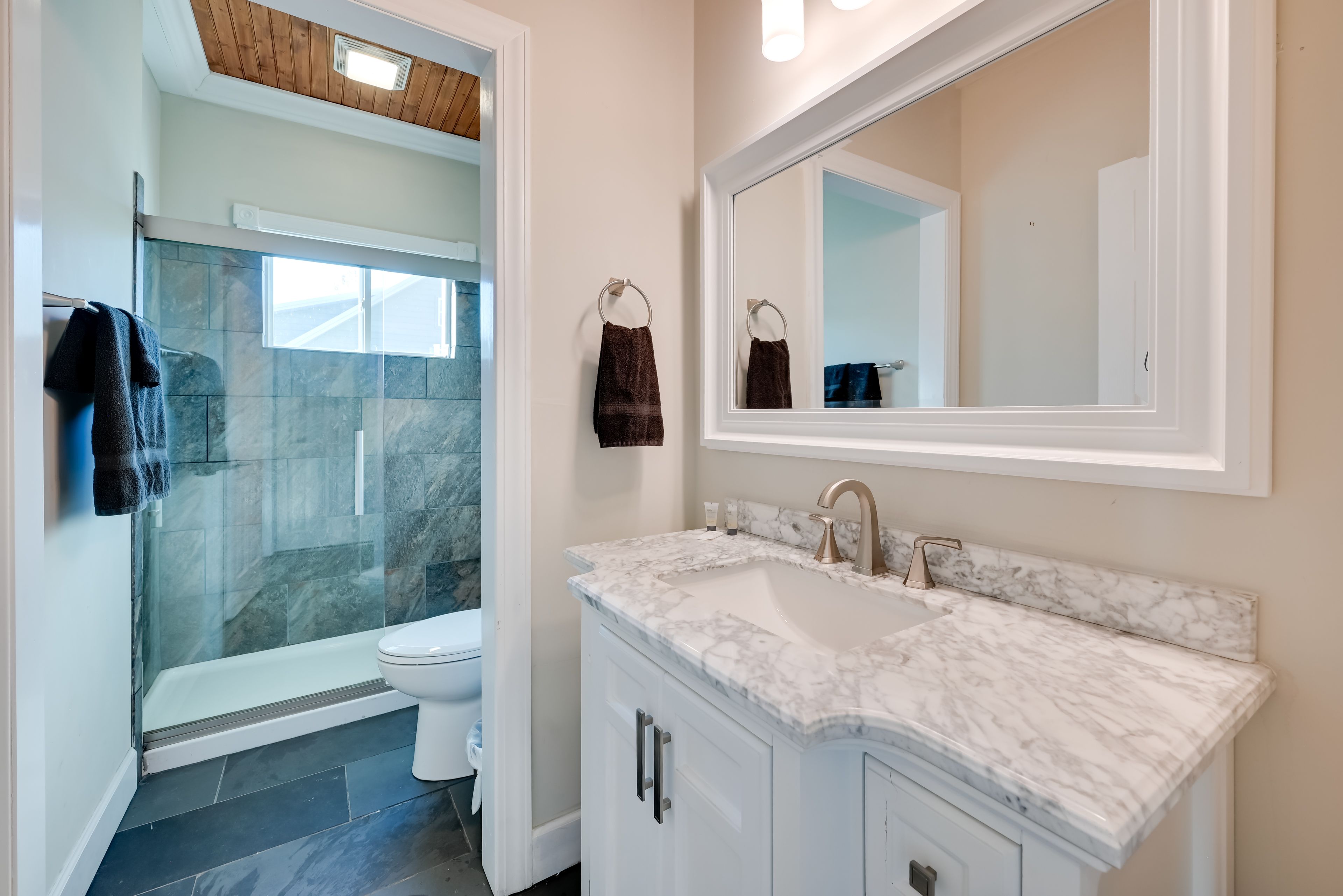 Full Bathroom | 1st Floor | Towels Provided | Complimentary Toiletries