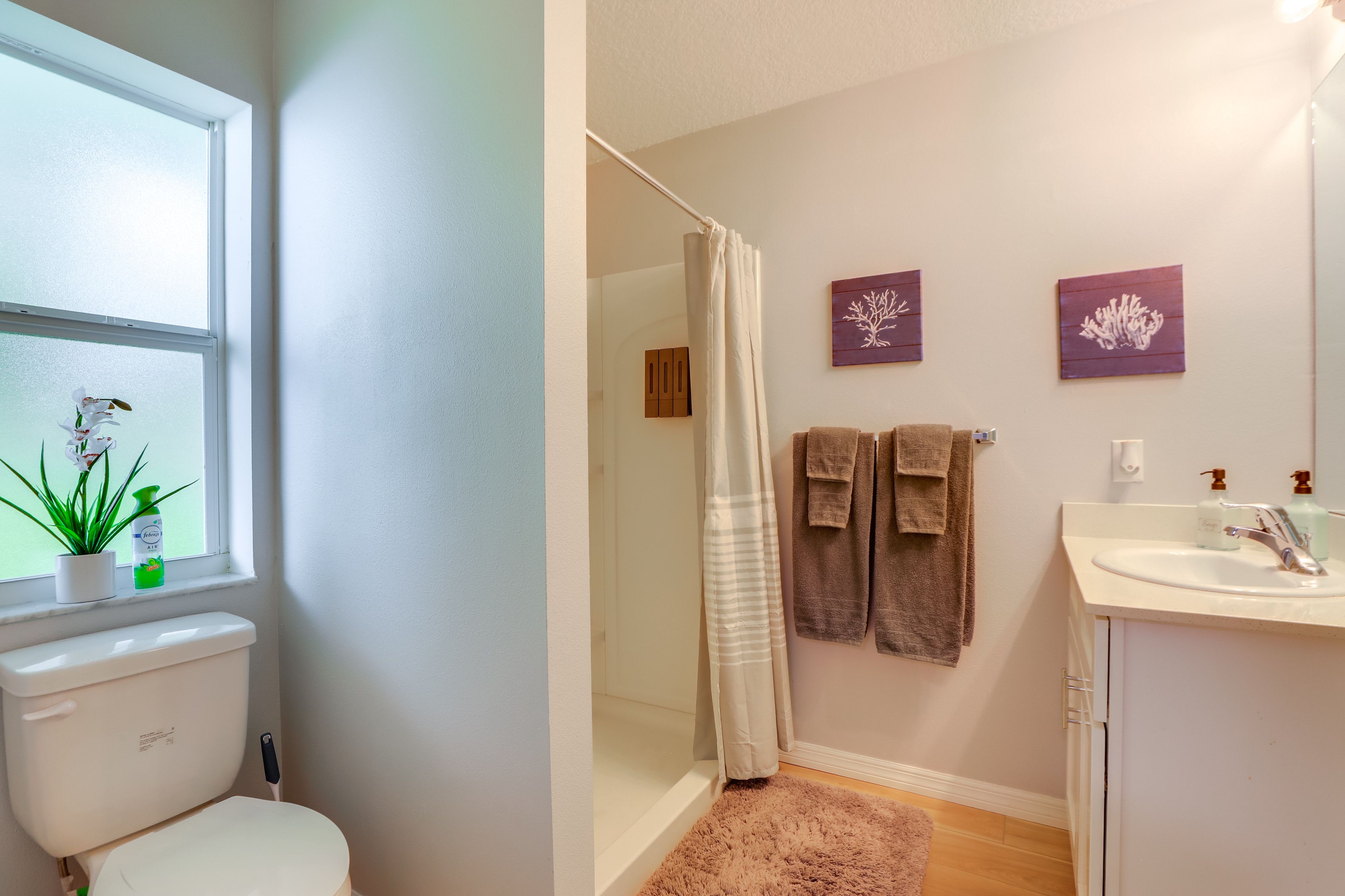 Full Bathroom | 2nd Floor | Towels Provided