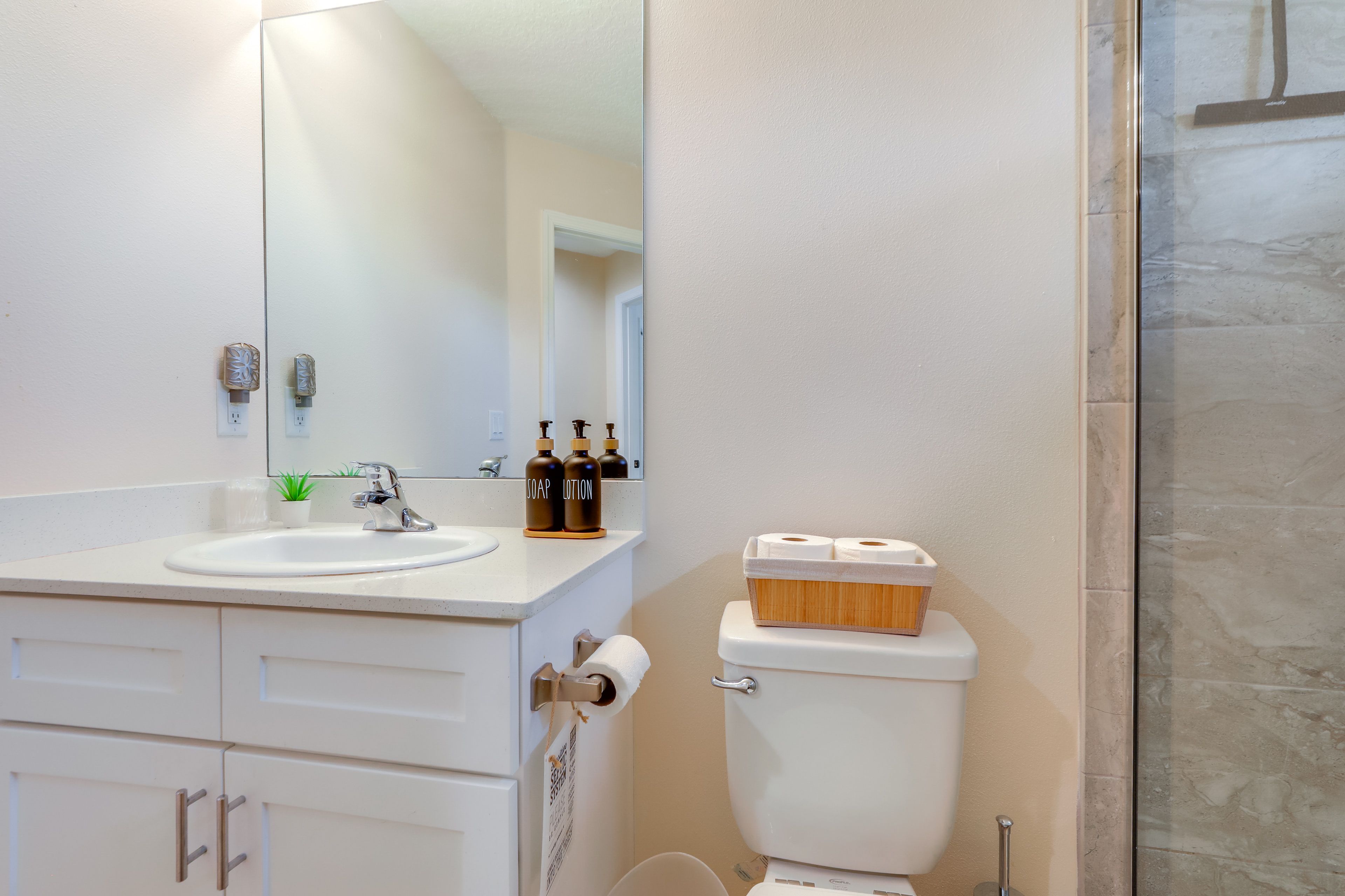 Full Bathroom | 2nd Floor | Complimentary Toiletries