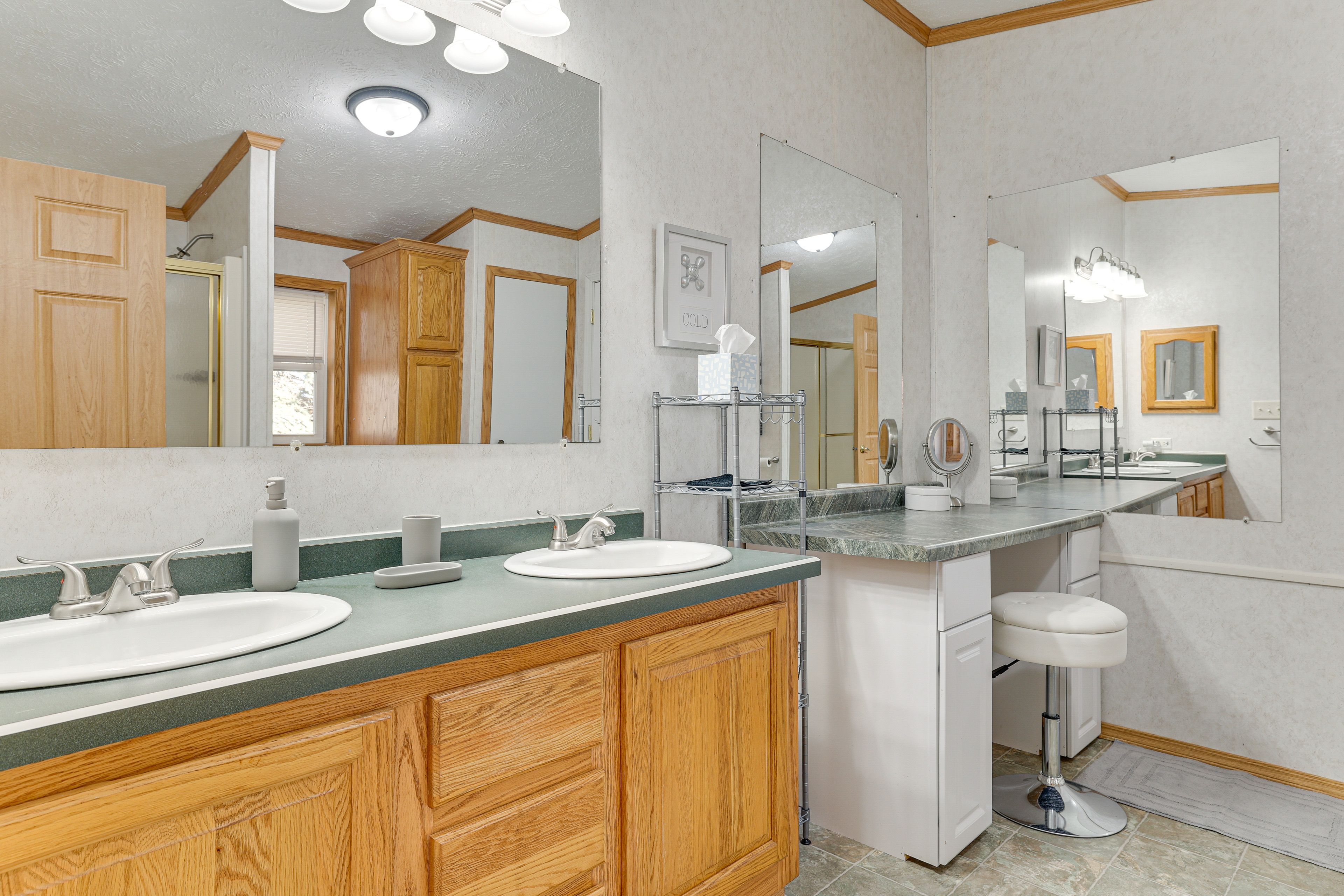 Full Bathroom | Towels Provided