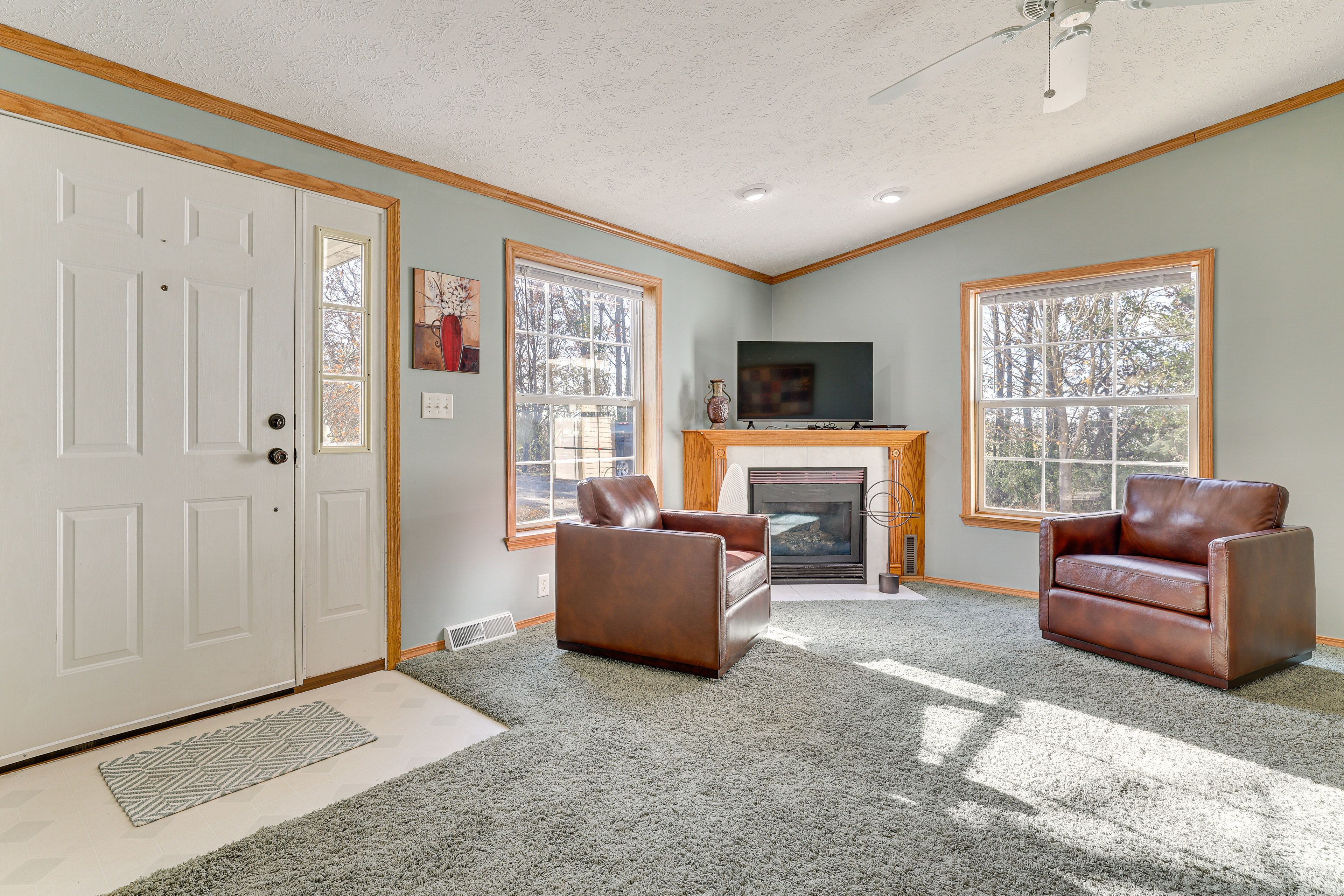 Front Living Area | Smart TV | Gas Fireplace