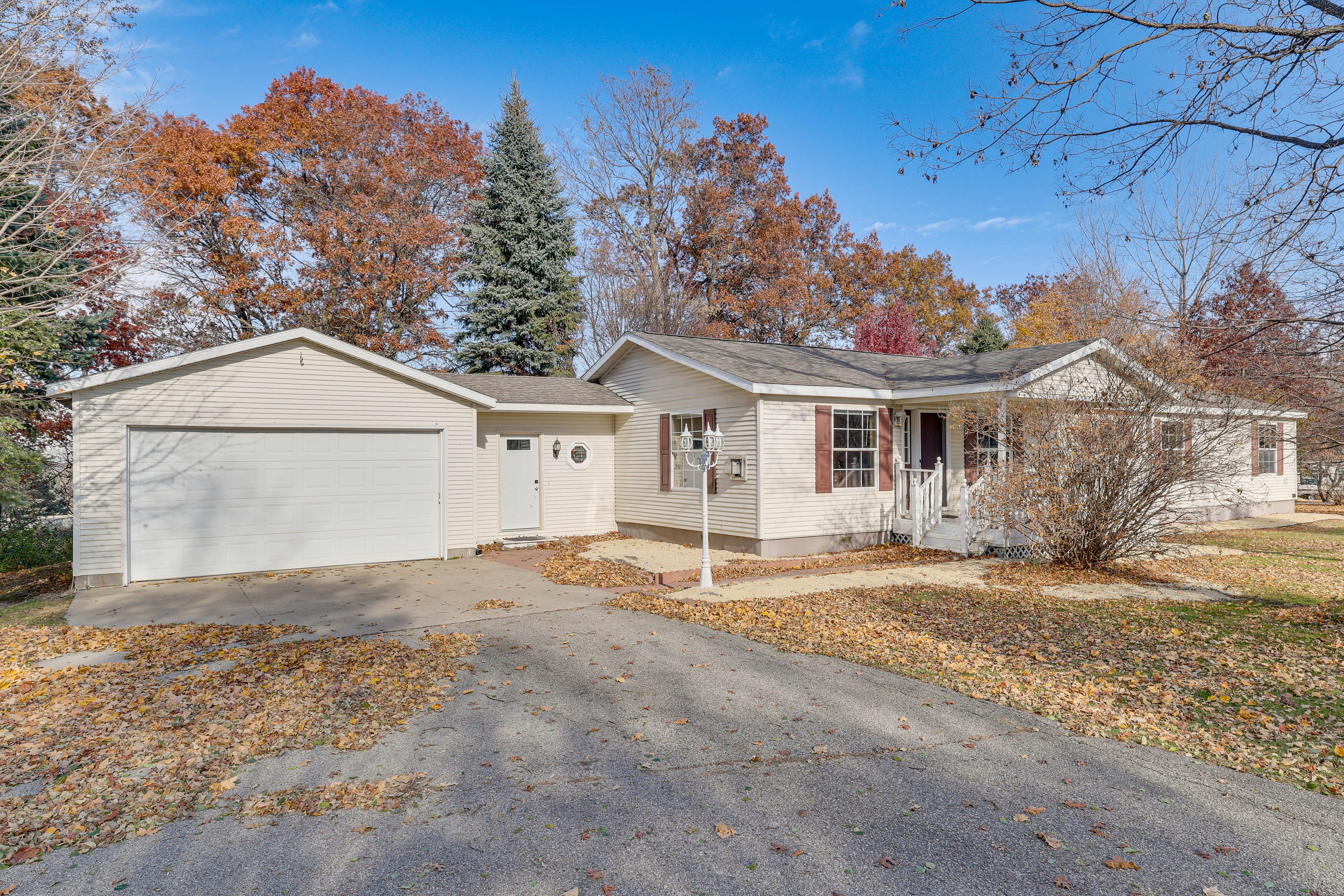 Parking | Garage (1 Vehicle) | Driveway (2 Vehicles) | Trailer Parking Available