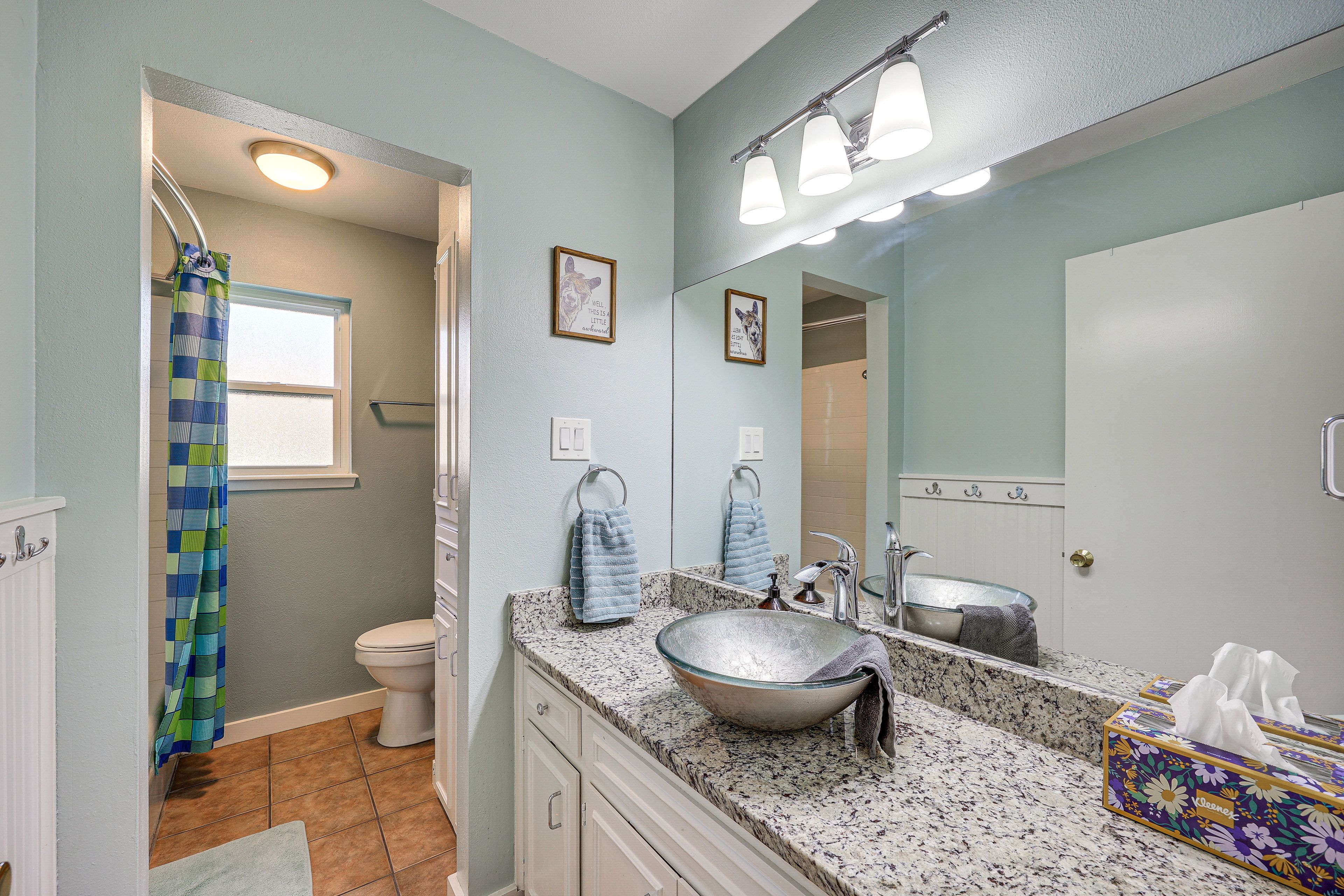 Full Bathroom | Towels Provided