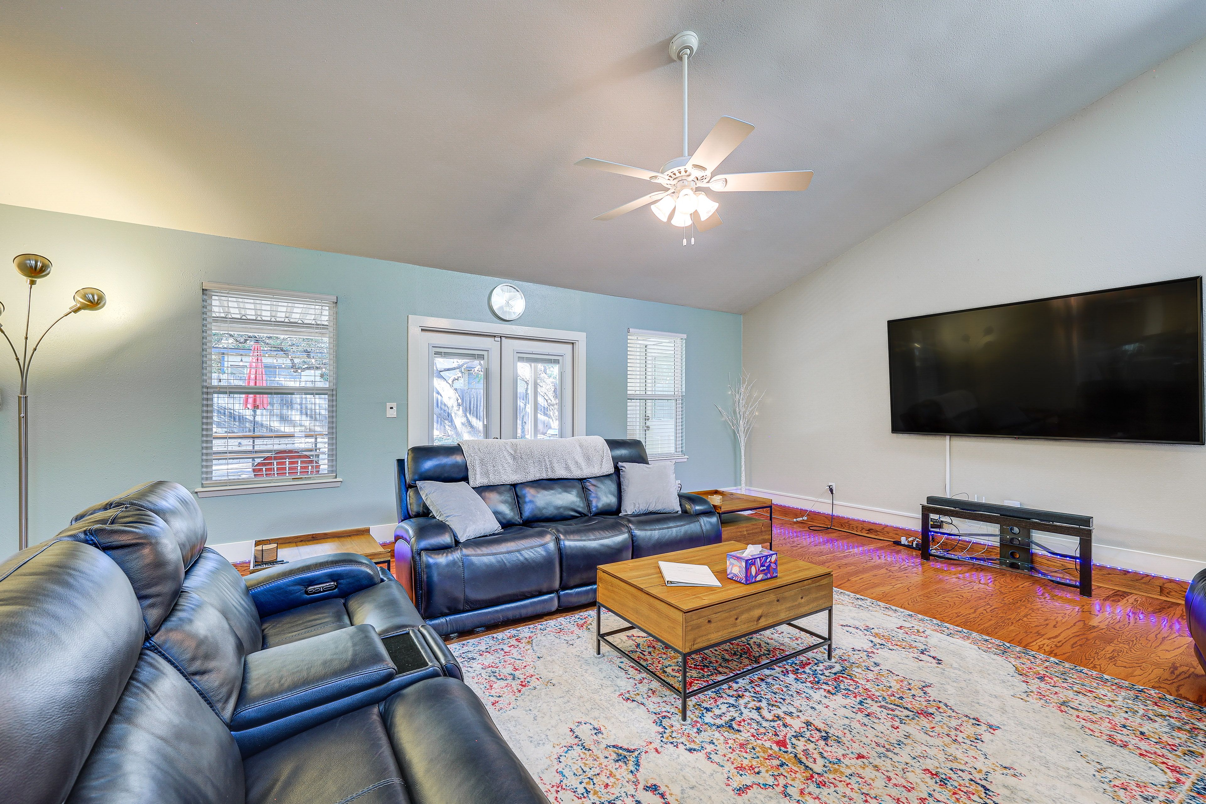 Living Room | Smart TV | Free WiFi | Central Air Conditioning/Heat