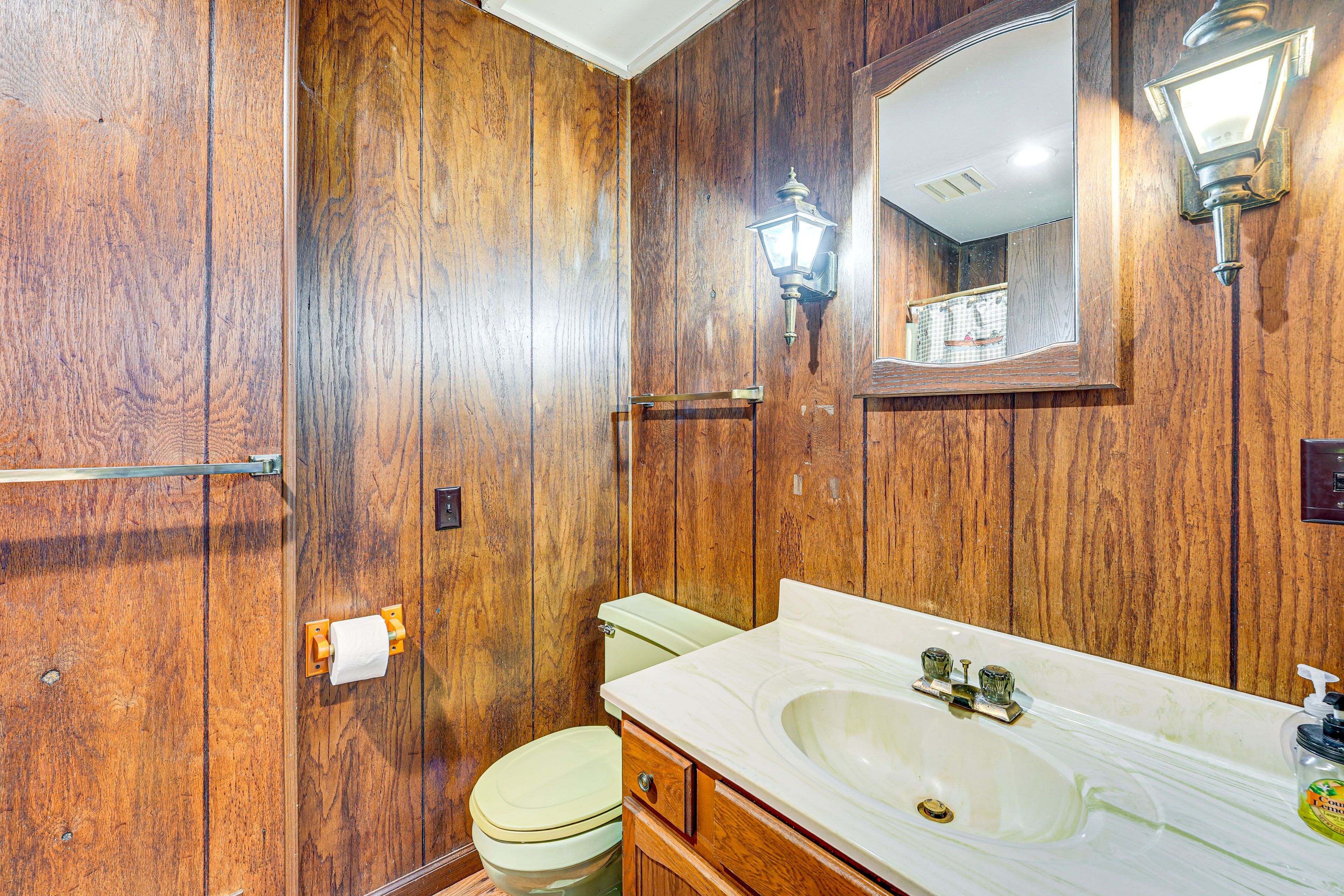 Full Bathroom | 1st Floor | Complimentary Toiletries