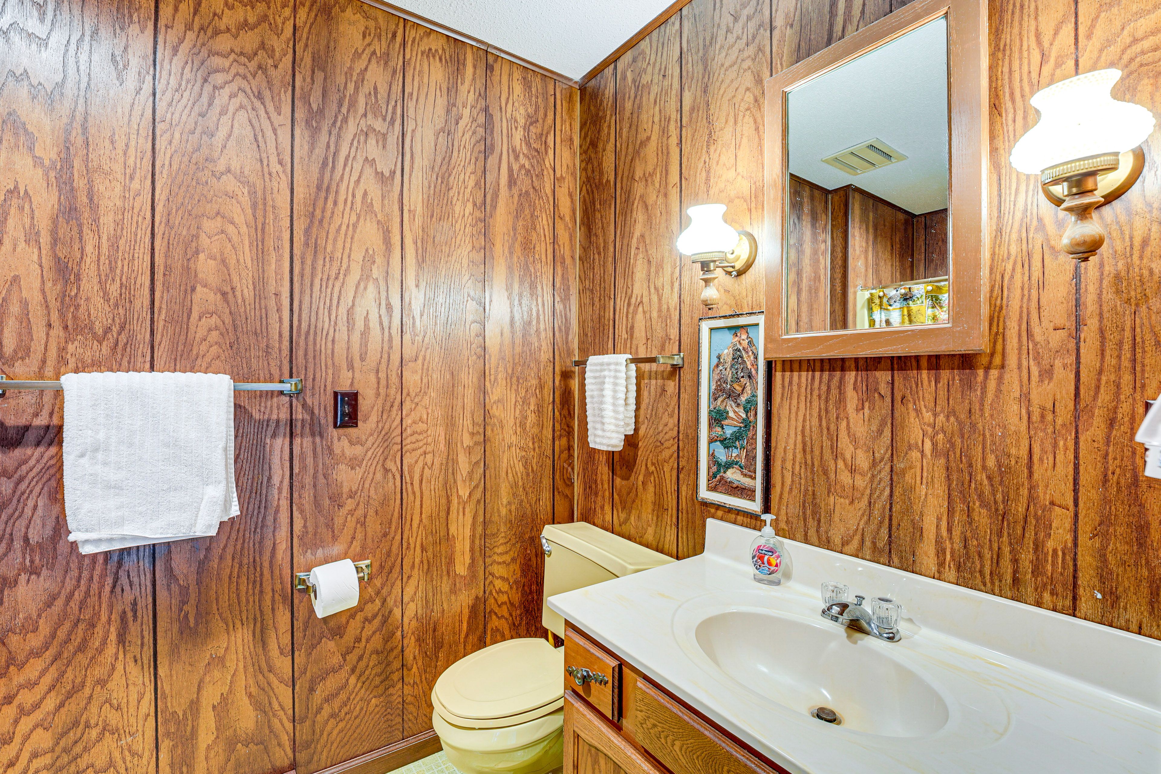 Full Bathroom | 2nd Floor | Towels Provided