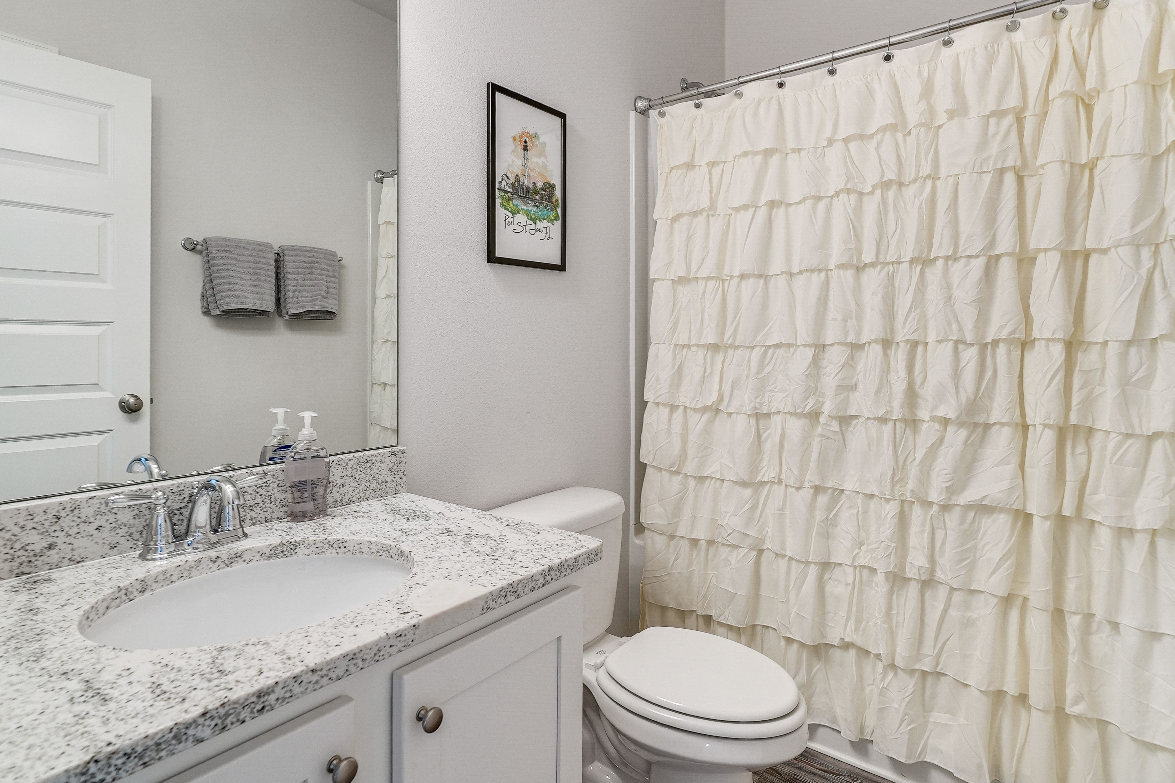 Full Bathroom | Complimentary Toiletries