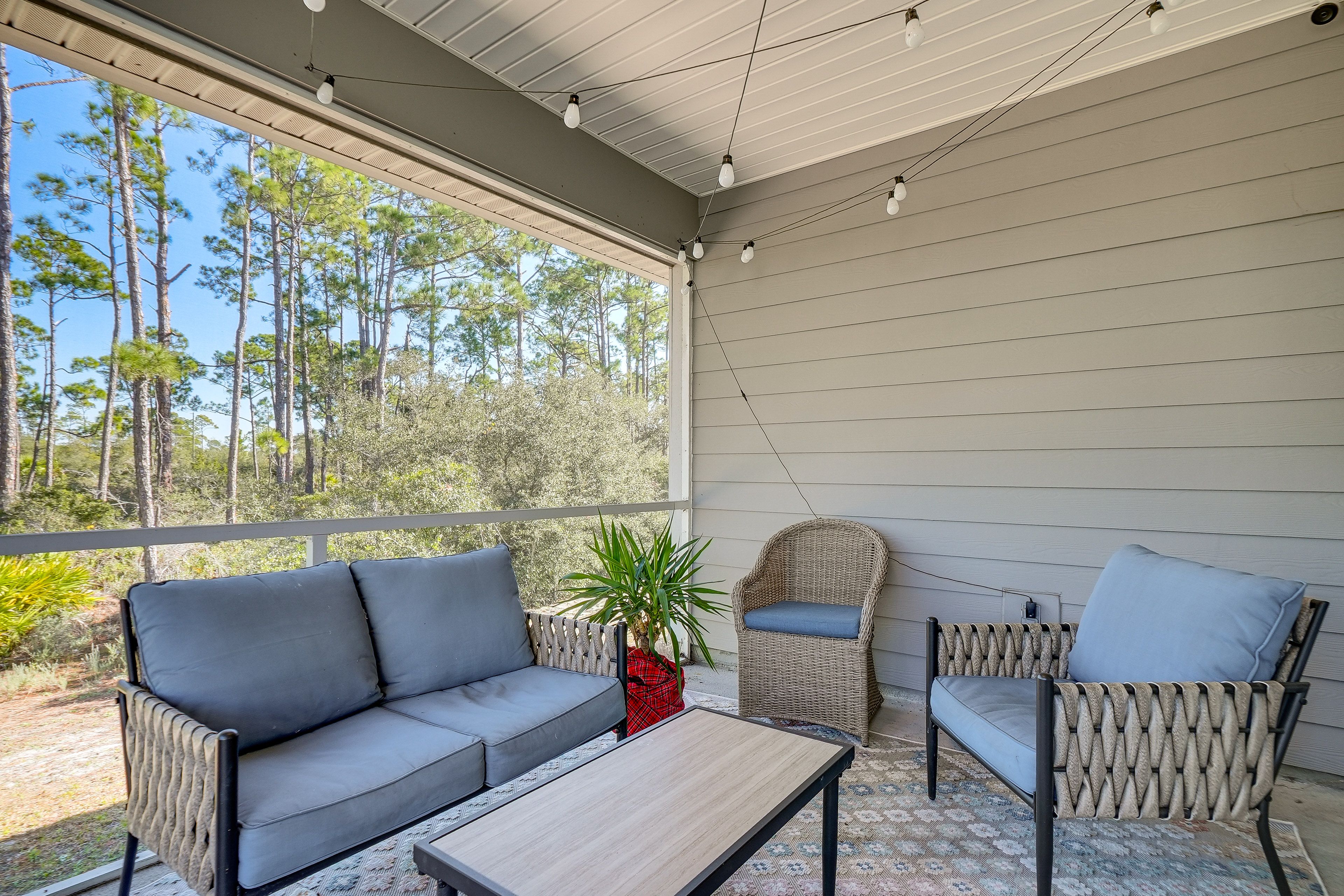 Screened-In Lanai w/ Seating