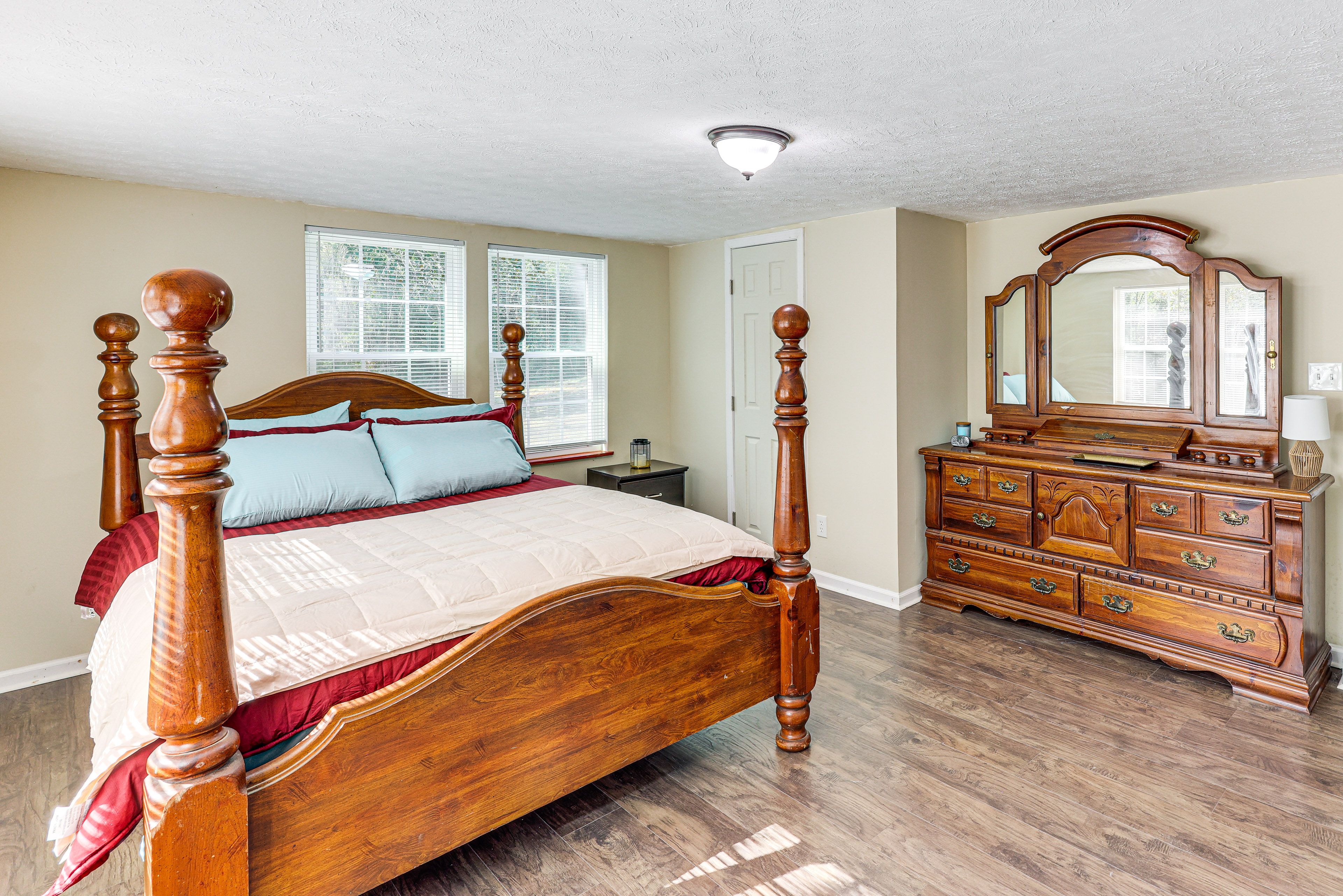 Bedroom 1 | Queen Bed