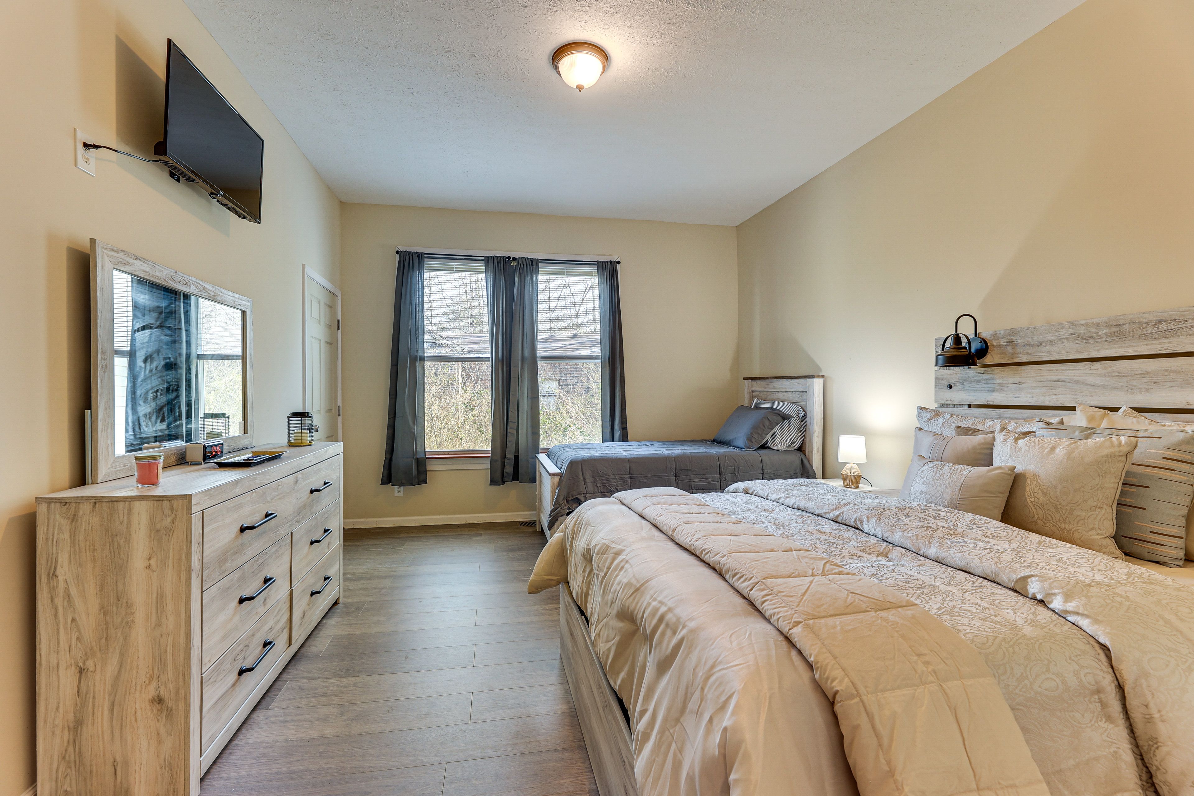 Bedroom 3 | Queen Bed | Twin Bed