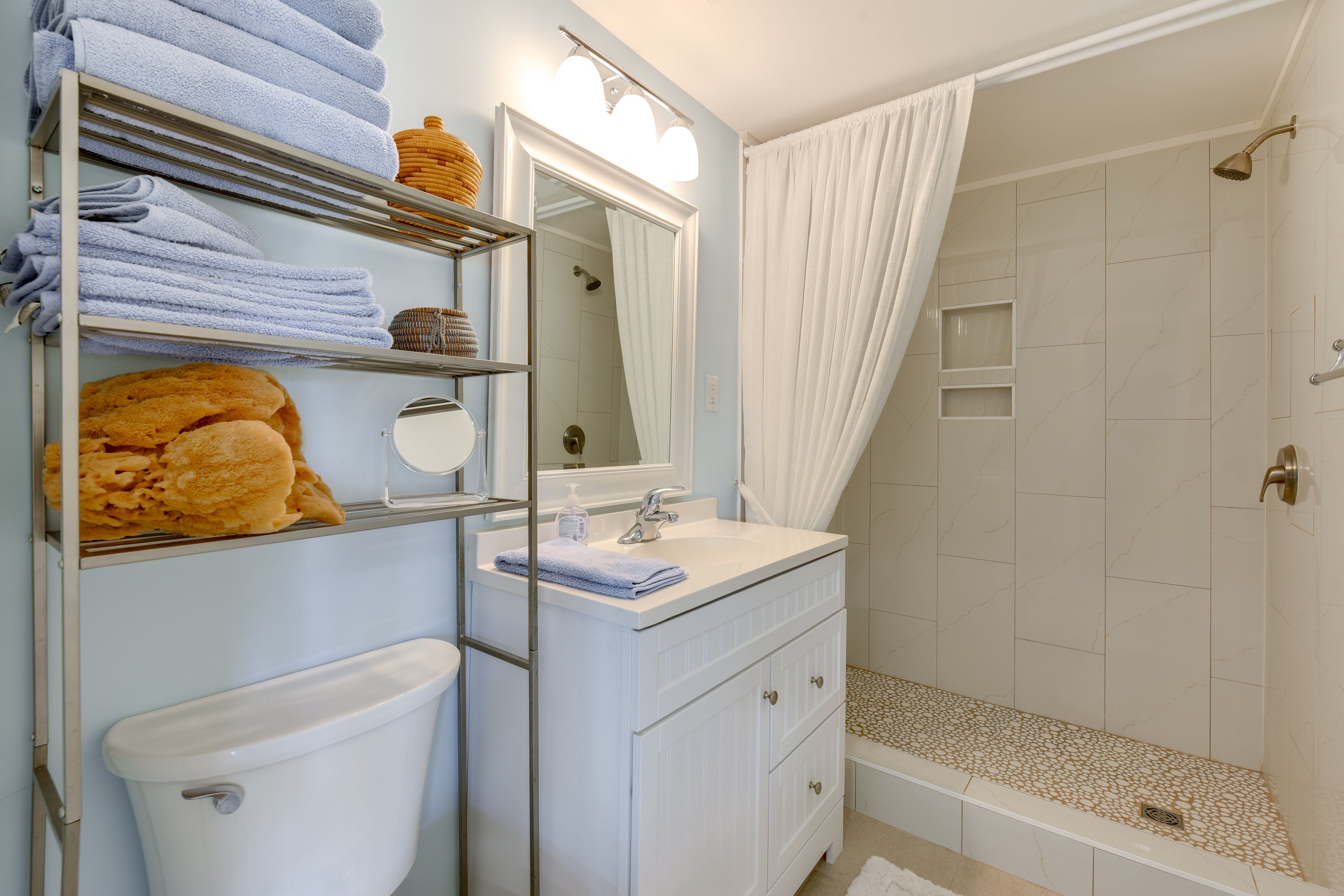 Full Bathroom | Towels Provided